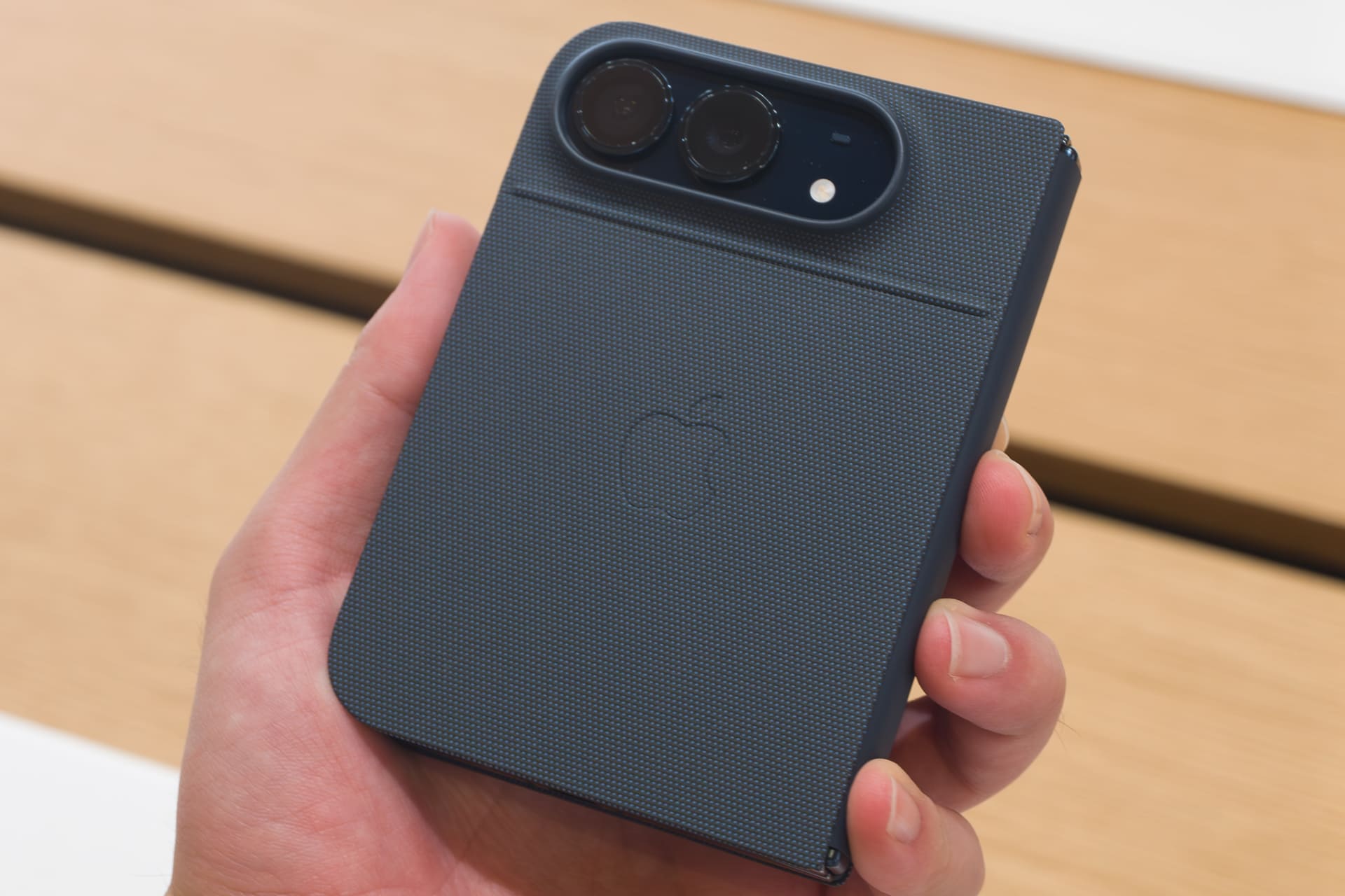スタンド付きiPhone Duo Folioを装着した状態