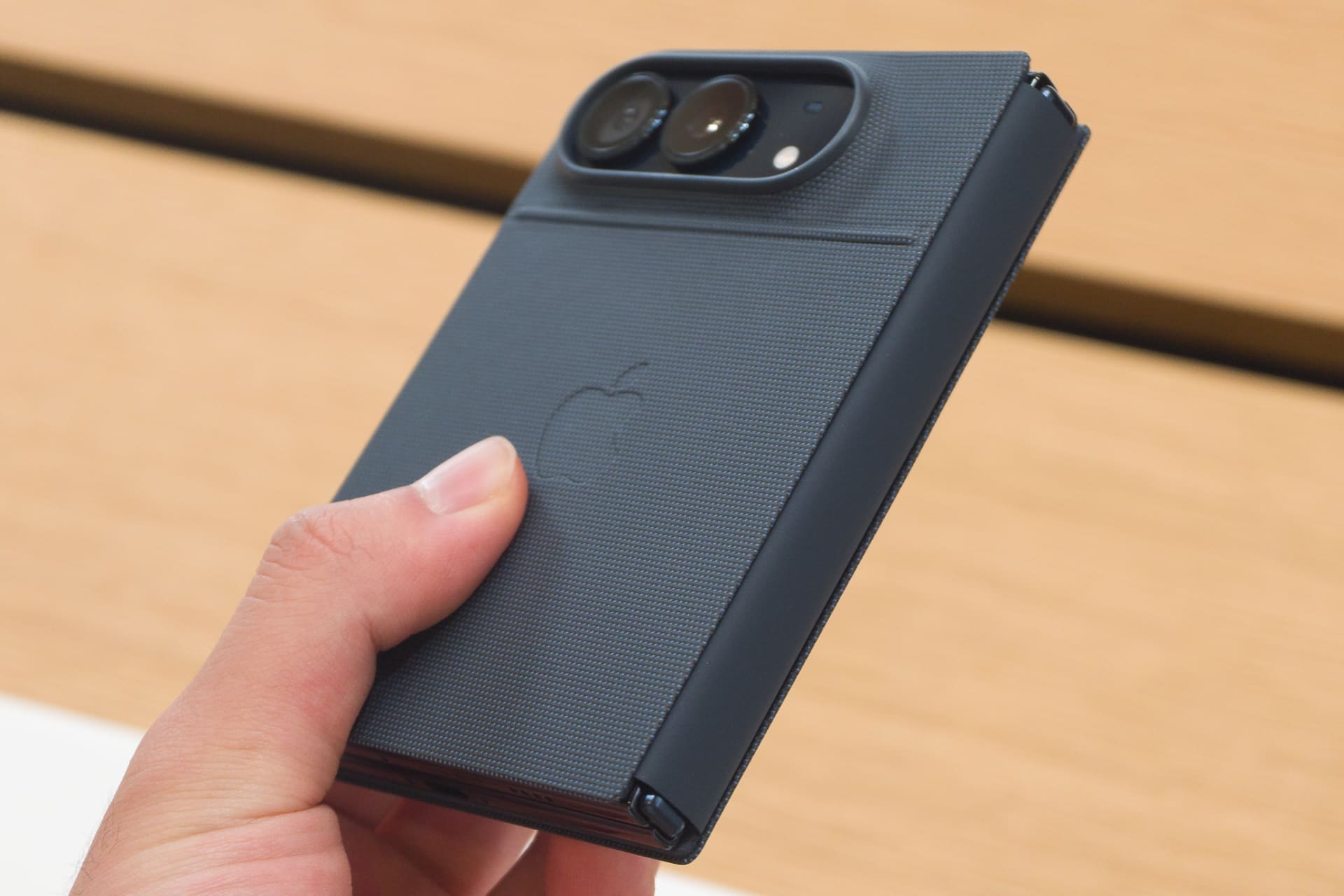スタンド付きiPhone Duo Folioを装着した状態