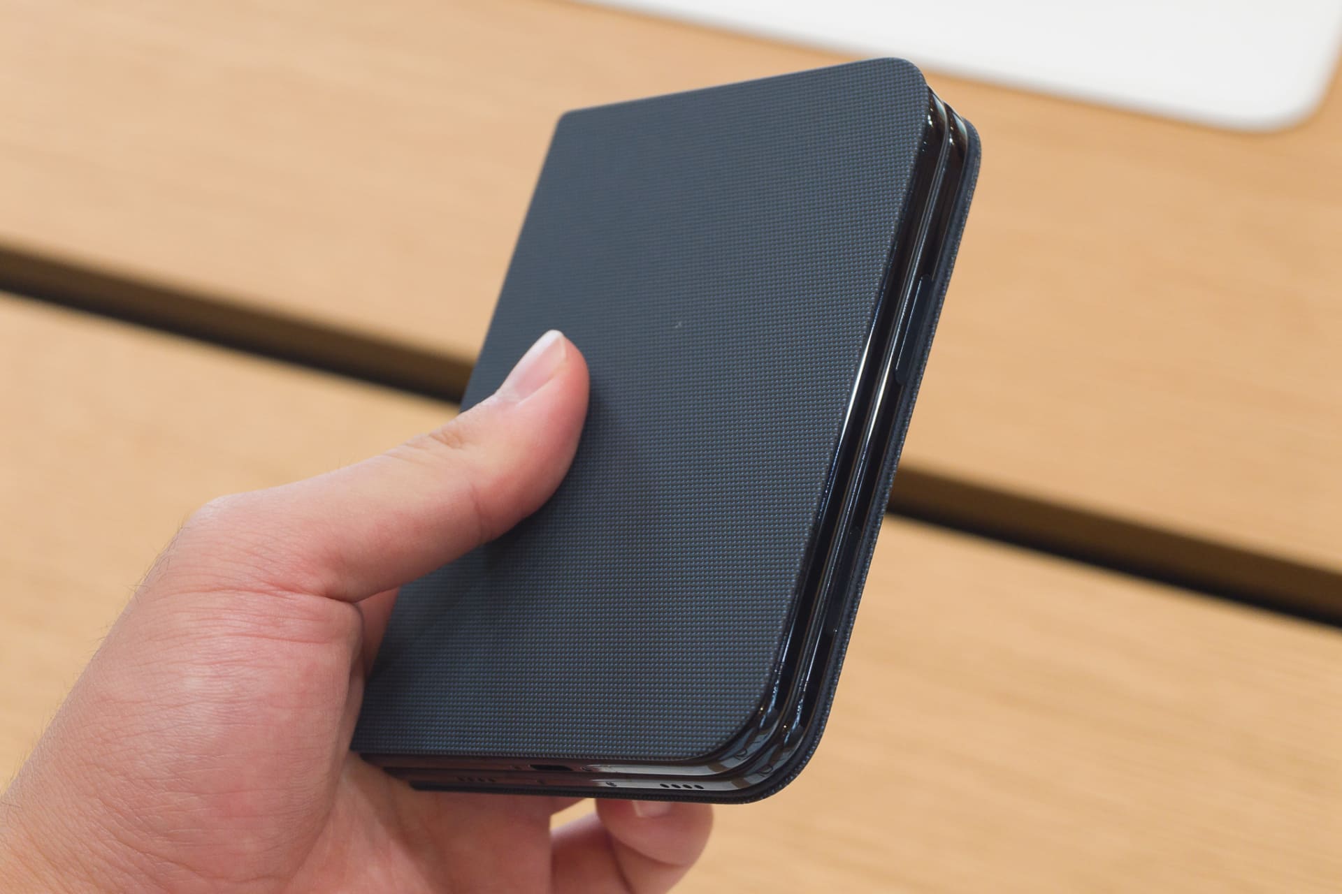 スタンド付きiPhone Duo Folioを装着した状態