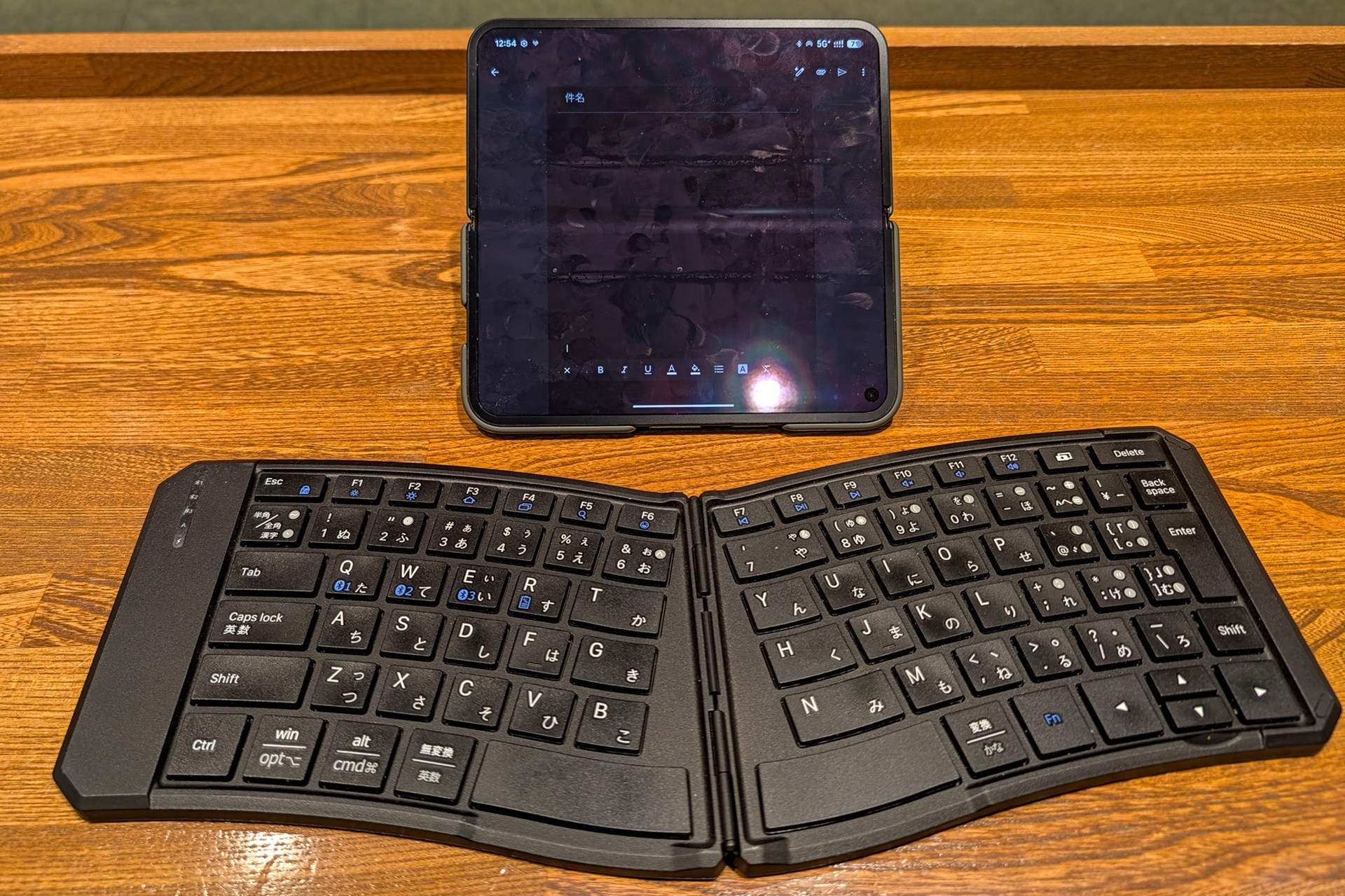 折りたたみスマホには折りたたみキーボード