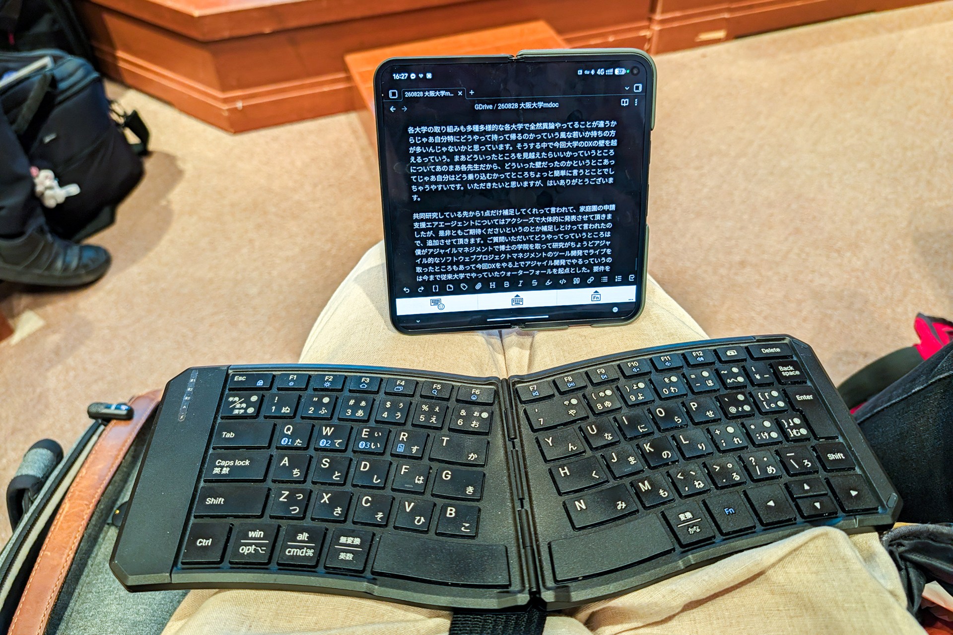 膝の上でも使えるロック機能。ただし、折りたたみスマホを膝上で安定させる必要はあります