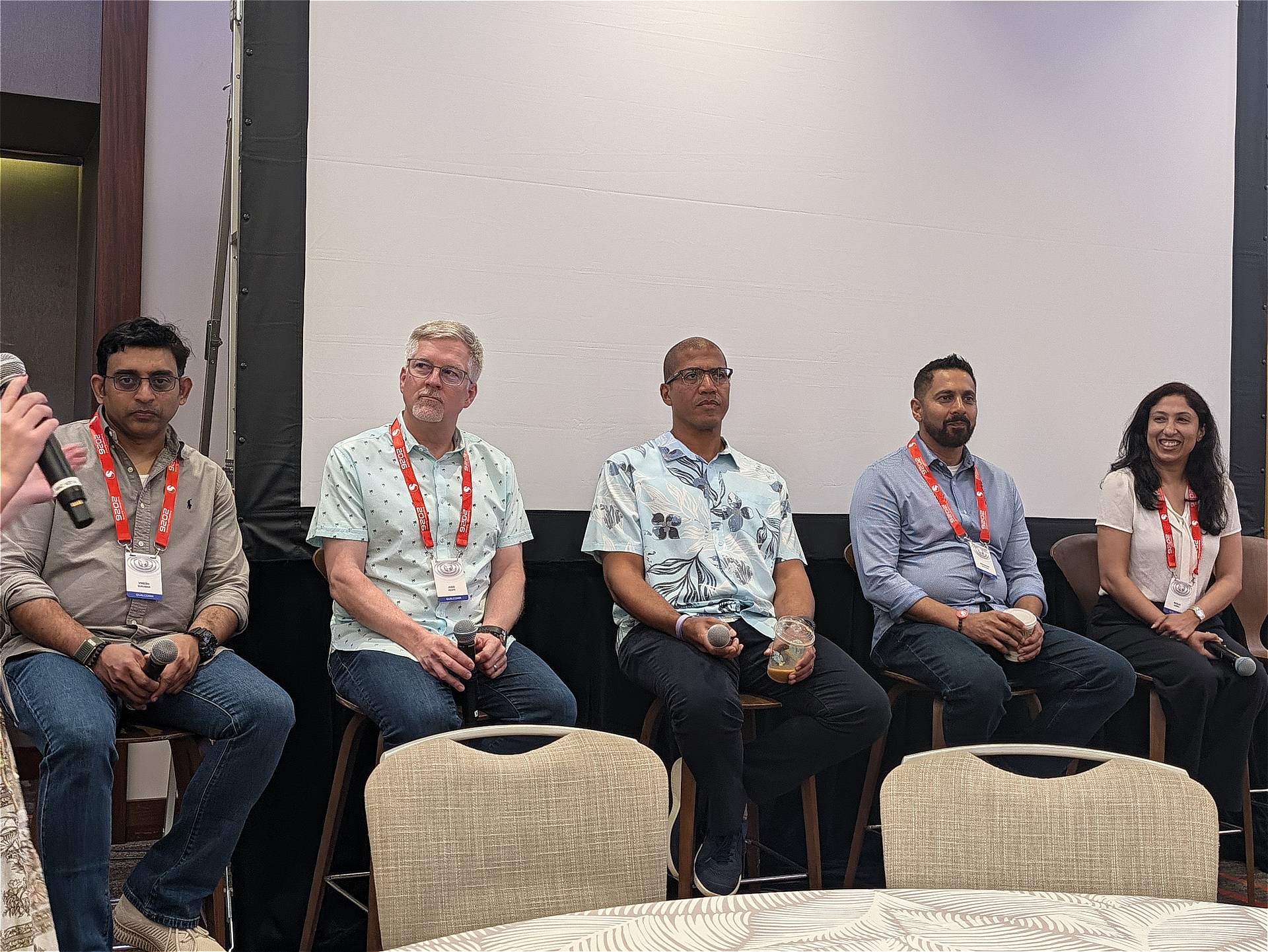 左から、プロダクトマネジメントVPのヴァイネシュ・スクマー氏（Vinesh Sukumar,VP,AI Product Management）、マルチメディアとカメラ担当のプロダクトマネジメントVPであるジャド・ヒープ氏（Judd Heape, VP Product Management - Multimedia）、モバイルハンドセットビジネスのリーダーであるSVP兼GMのクリス・パトリック氏（Christopher Patrick, SVP & GM, Mobile ）、GPUとゲーミング担当のアマンディープ・ダリワール氏（Amandeep Singh Dhaliwal）、CPU担当のマンジュ・ヴァーマ氏（Manju Varma,  Sr Director, CPU Product Management）