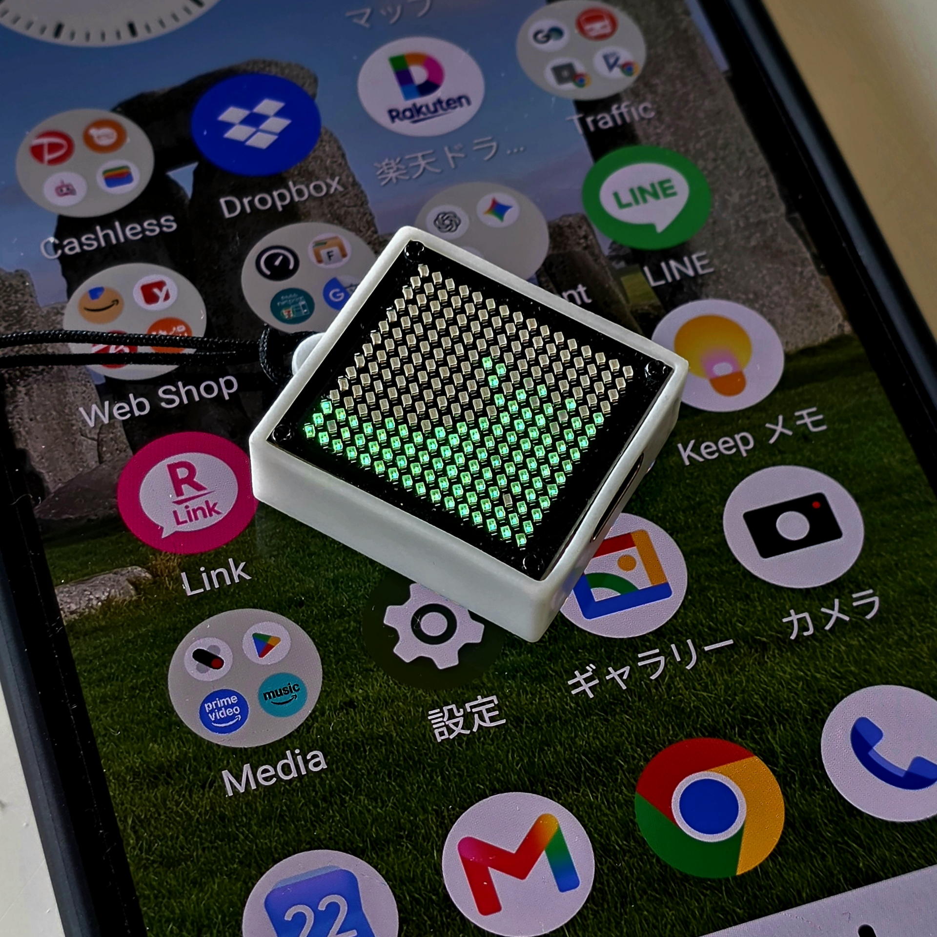 スマホの上に置くと1インチクラスの小ささがよくわかる