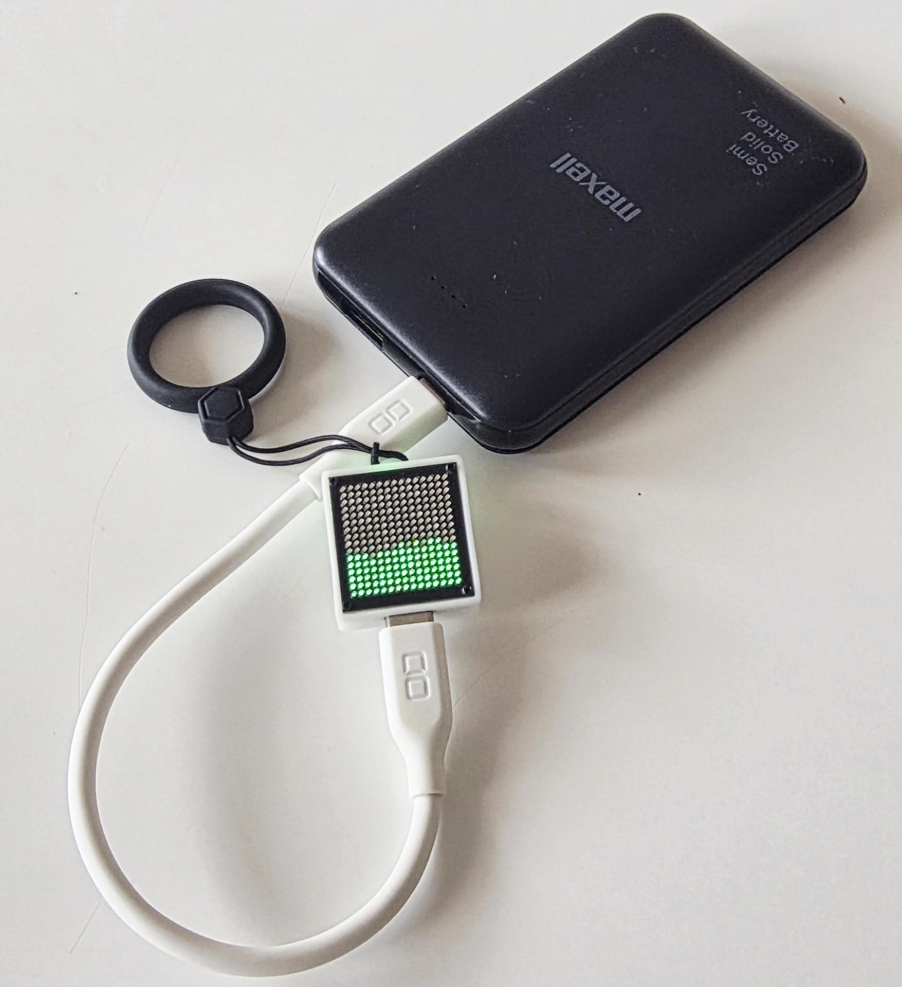 USB Type-Cから充電。モバイルバッテリーでも問題ない