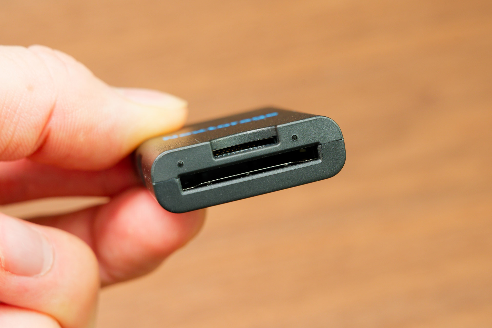 microSDカードとフルサイズのSDカードに対応
