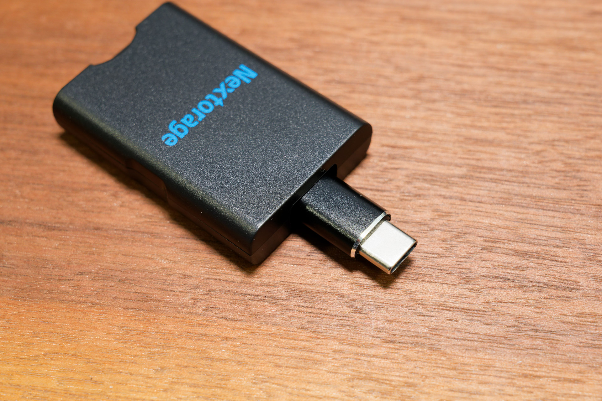 SDカードリーダー側に差し込むと一体感ある見た目に