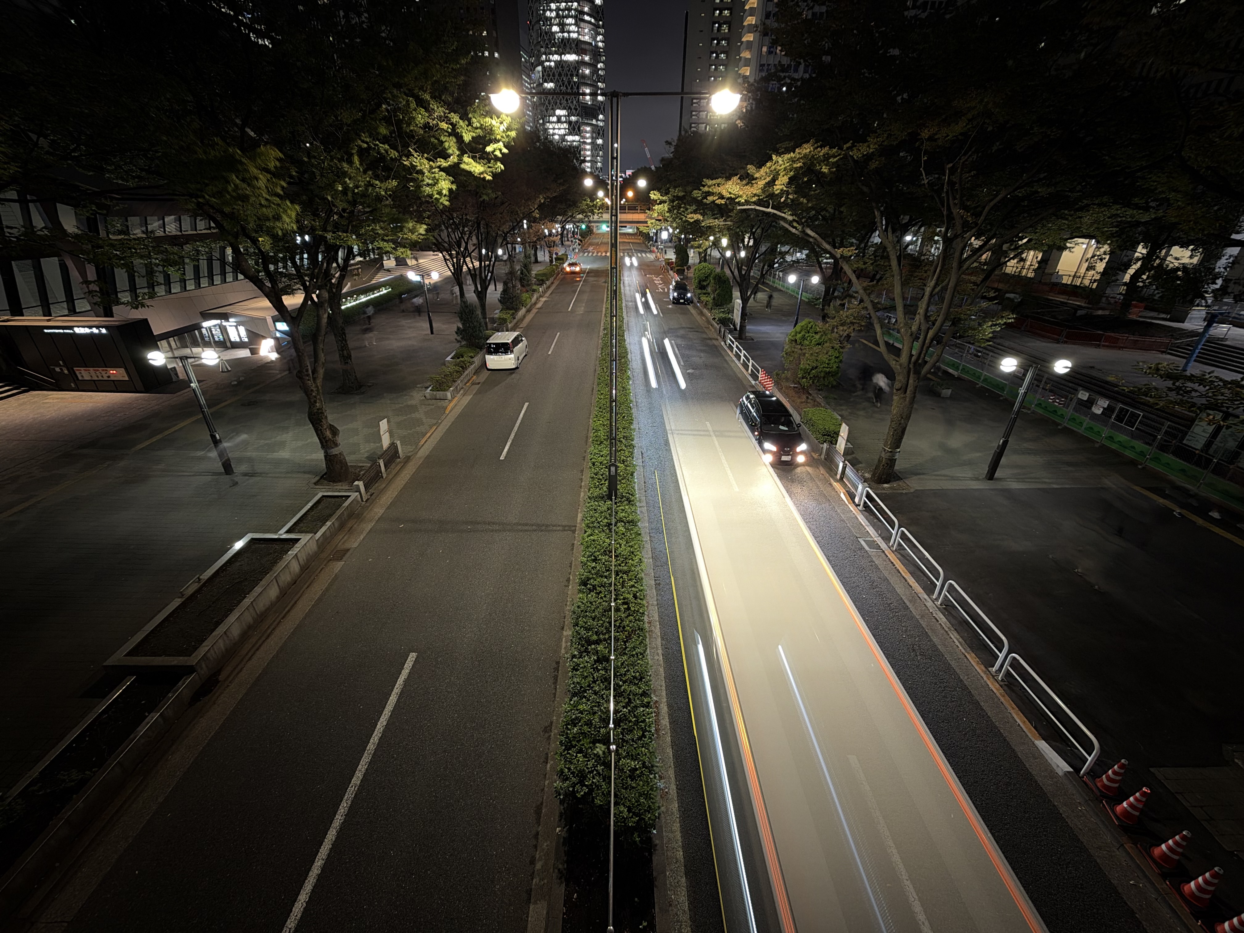 見下ろした夜の道路。「Proコントロール」でシャッタースピードを遅くすることで、行き交う車のライトが美しい光の軌跡となった。ようやく純正カメラアプリでシャッター速度を設定できるようになった。