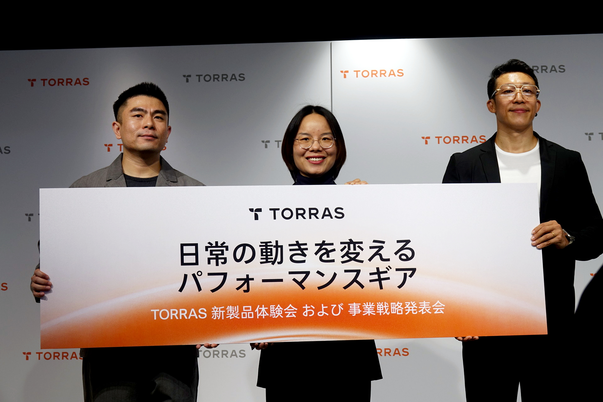 左からTORRASのブランドマーケティングディレクターを担うコウ・シンウ氏、楽創未来 代表取締役のコウ・エン氏、TORRASの製品開発チーム代表のギュウ・ショウウ氏