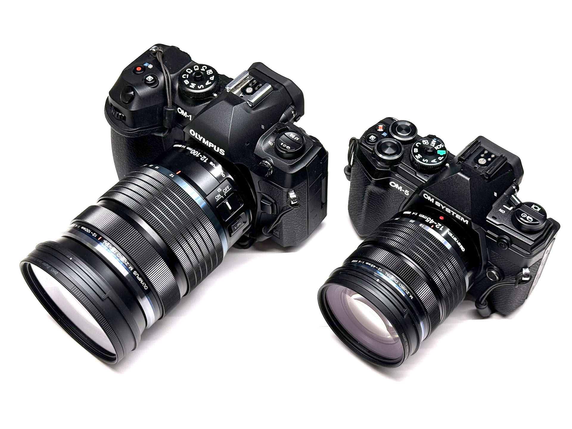 OM-1とOM-5。サイズと重量はけっこう違うが、基本的な部分はだいたい同じマイクロフォーサーズ規格のミラーレス一眼だ。軽さを求めた場合にはOM-5を使い、じっくり撮りたいときはOM-1を使っている。この写真はiPhone 16 Pro Maxで撮った。