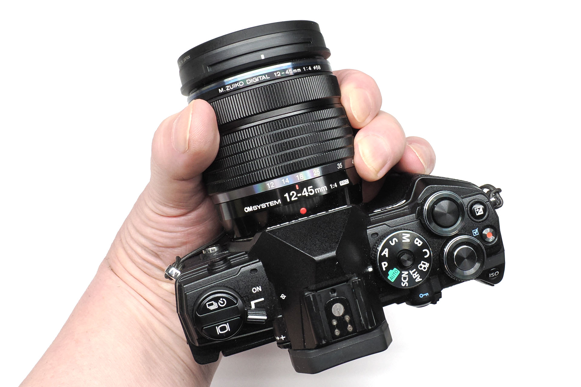 OM-5の重さは、ボディのみで約366g。軽いレンズと組み合わせたときの機動性は秀逸で、防水に近い防滴性があるので登山やトレッキングなどにもよく向く。仕事なら予備機としての常時携行も現実的。