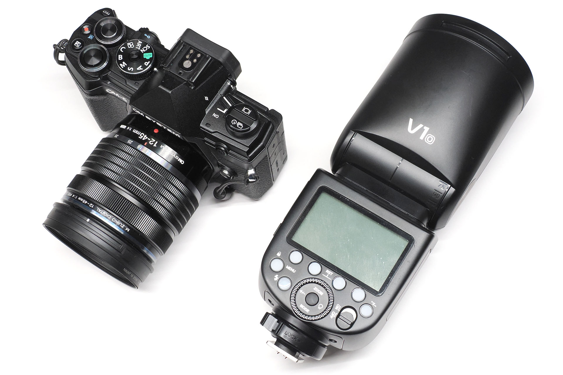 手持ちのクリップオンストロボGodox「V1」。重さはバッテリー込みで530gある。OM-5の1.4倍の重量で、両方合わせると約896gになる。OM-5に組み合わせるにはバランスが悪く、それ以上にOM-5の機動性が台無しになるのであった。