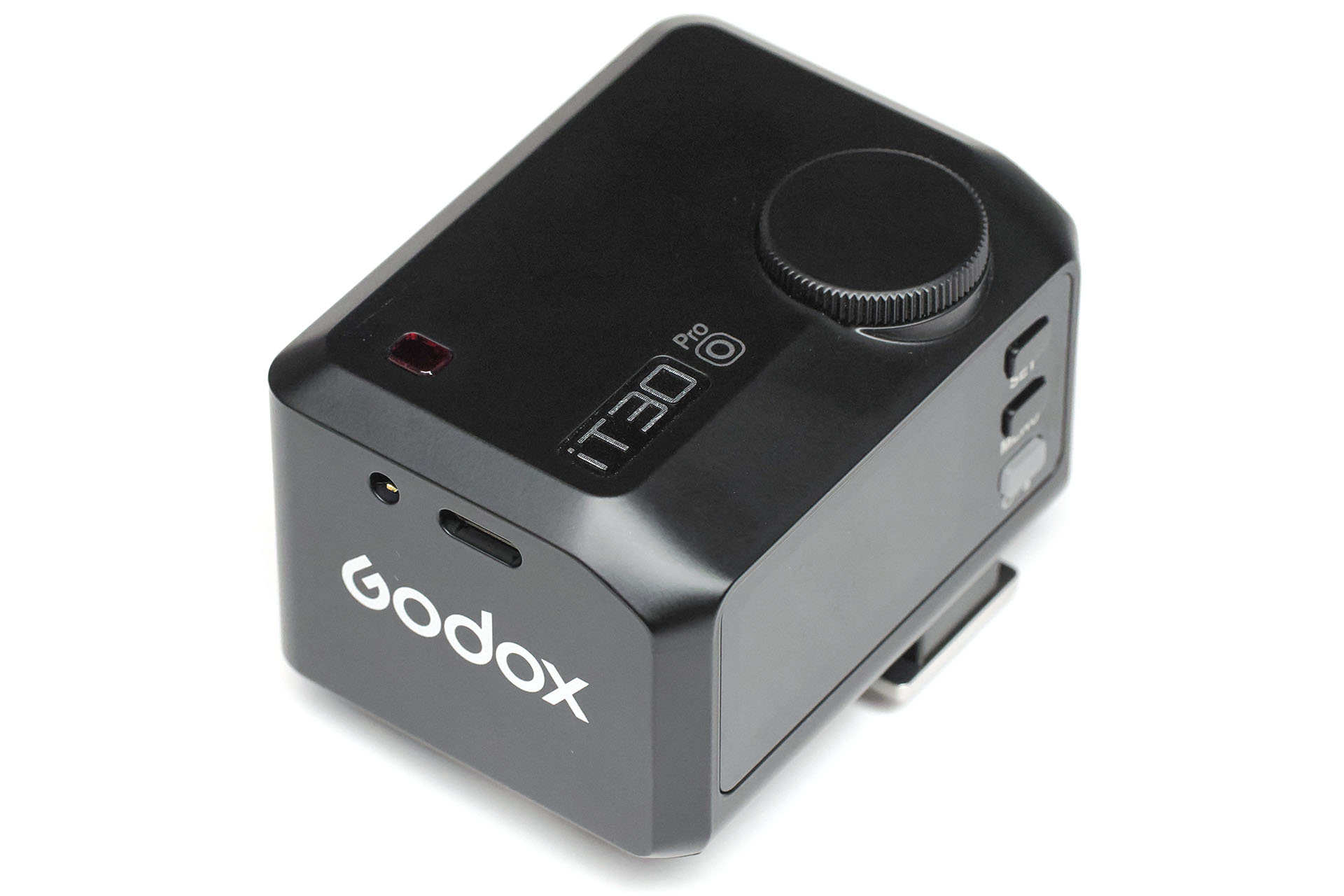 バッテリーは900mAhの内蔵リチウムイオン電池でUSB-C充電式。満充電で最大560回のフル発光が可能。