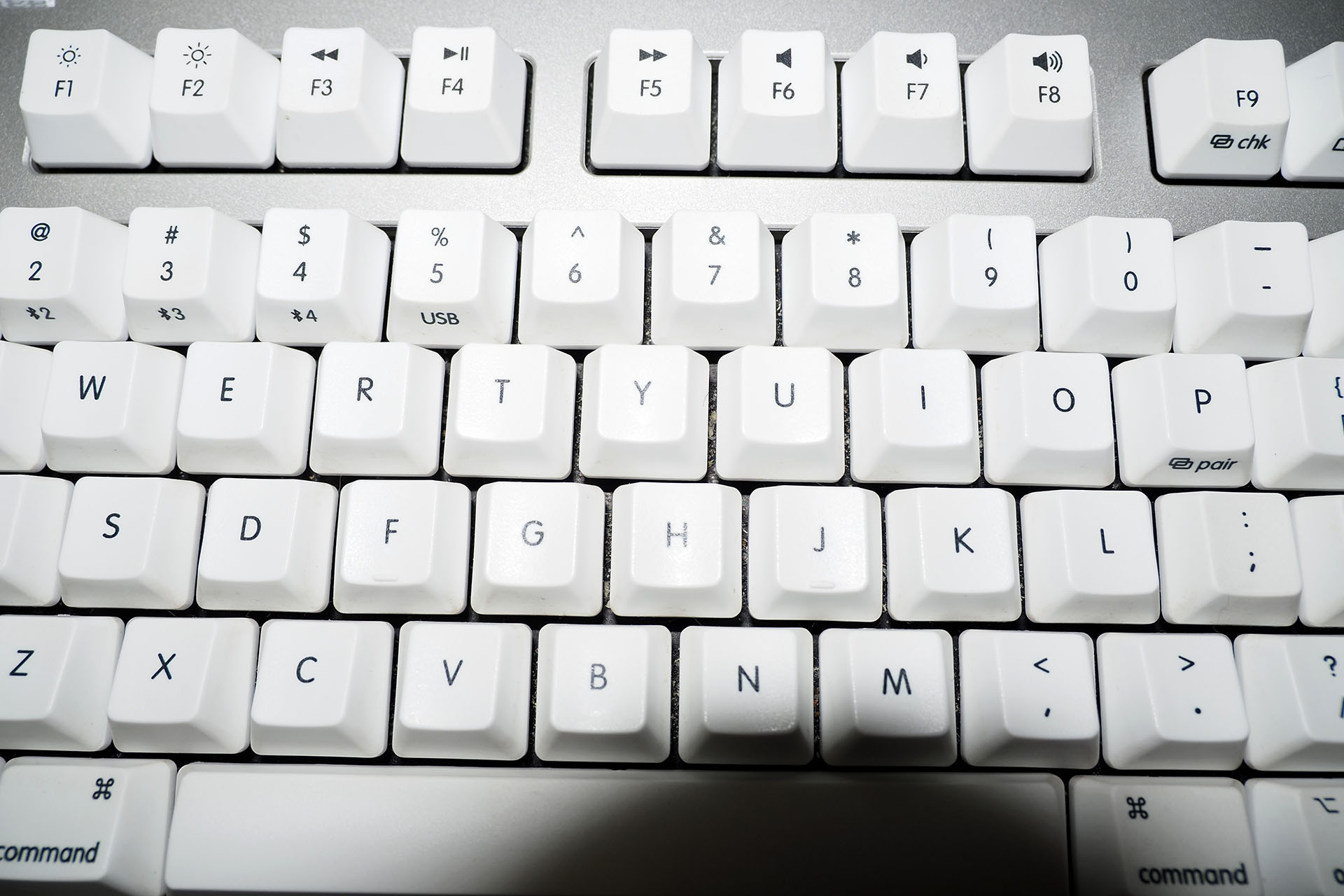 ズームレンズを広角側にしてストロボ撮影をすると、ストロボ光がレンズに遮られて被写体に影が出てしまう。同じ設定にしたら露出オーバーとなったが、これはカメラ側やストロボ側の露出調整で回避できる。