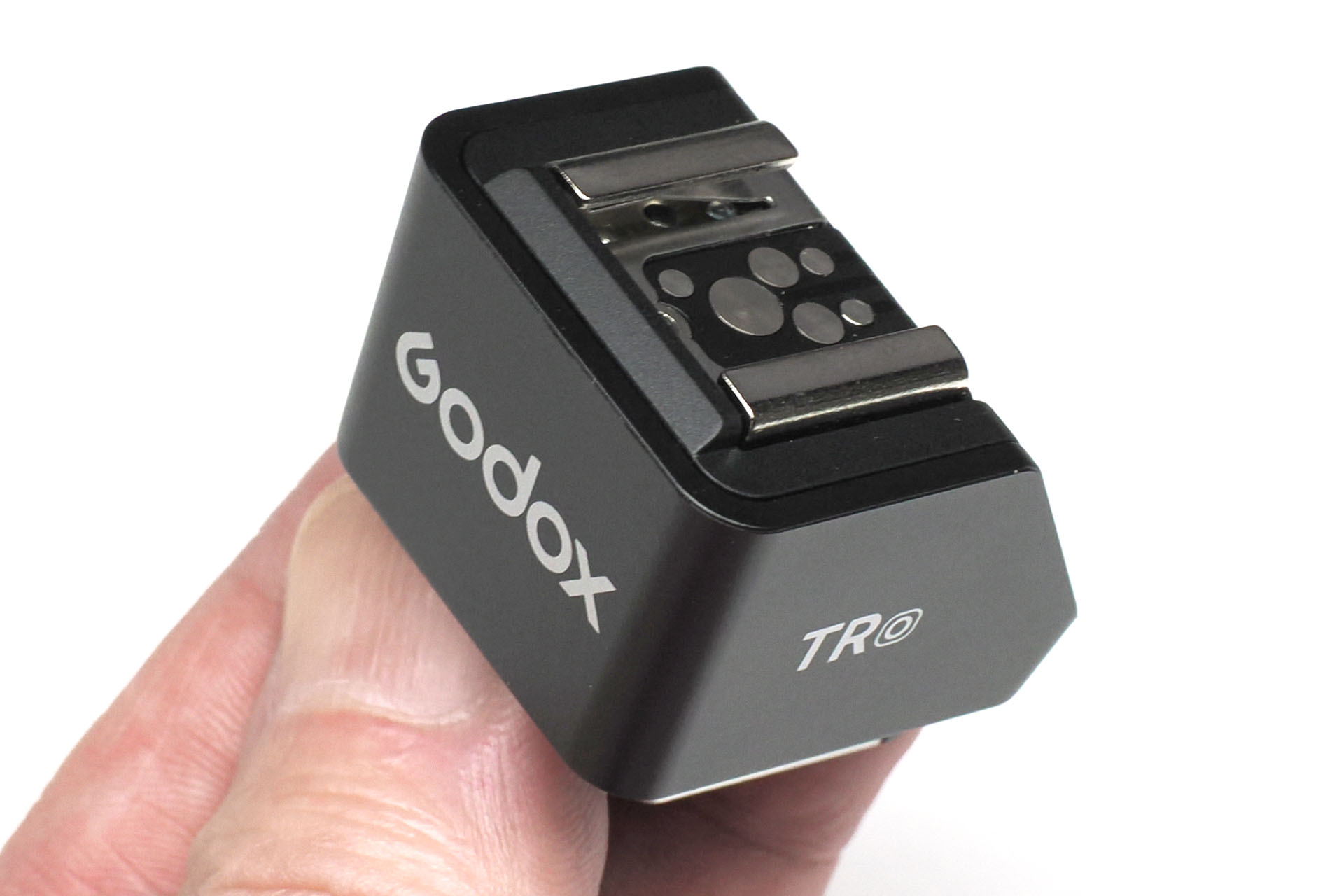 「Godox TR」という「TTL撮影に対応したホットシューライザー」だ。iT30Pro専用というわけではなく、カメラのホットシューを上に高くするというアクセサリー。各カメラメーカー用が用意されている。オリンパス用はAmazonで2330円だった。