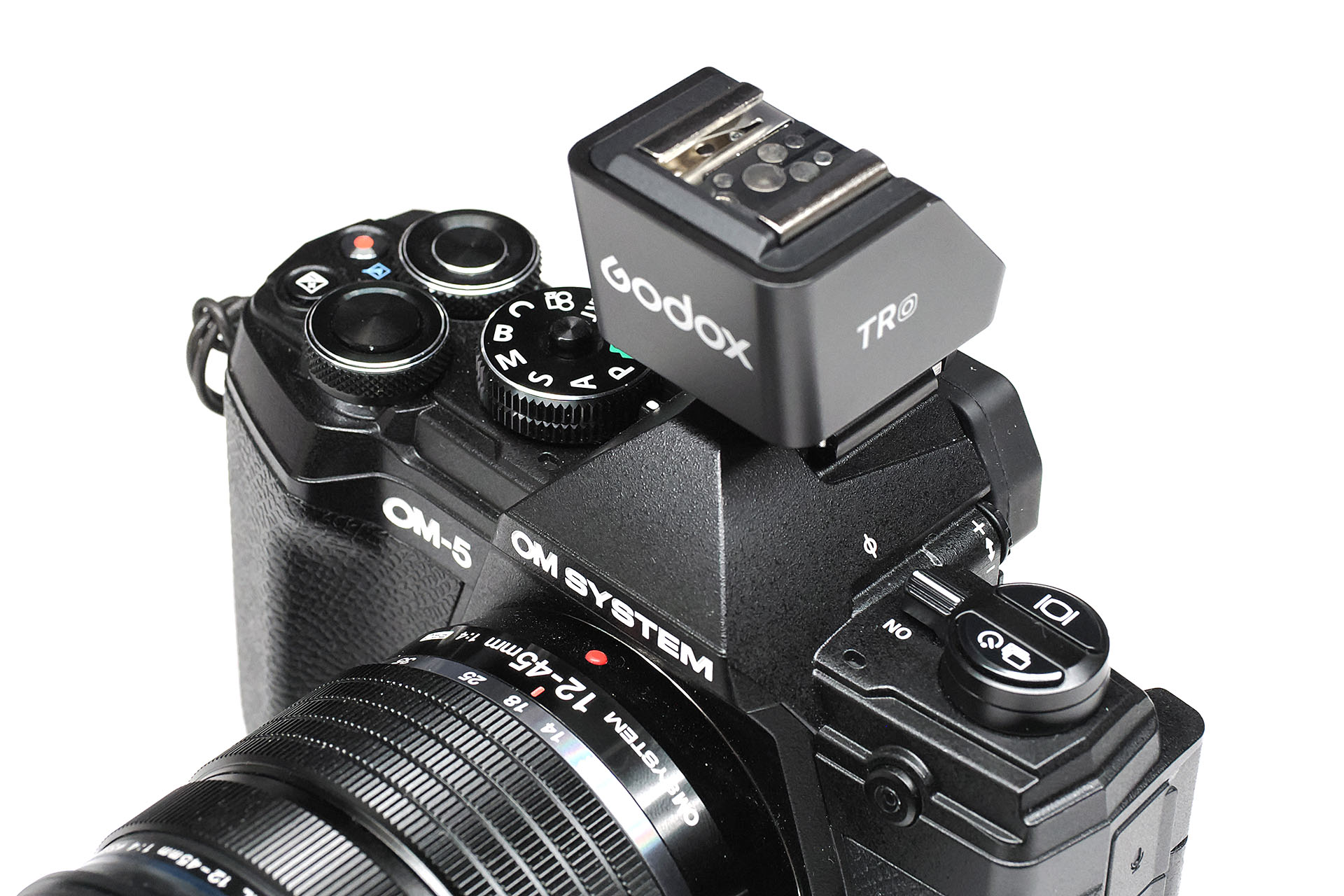 Godox TRをカメラのホットシューに装着。