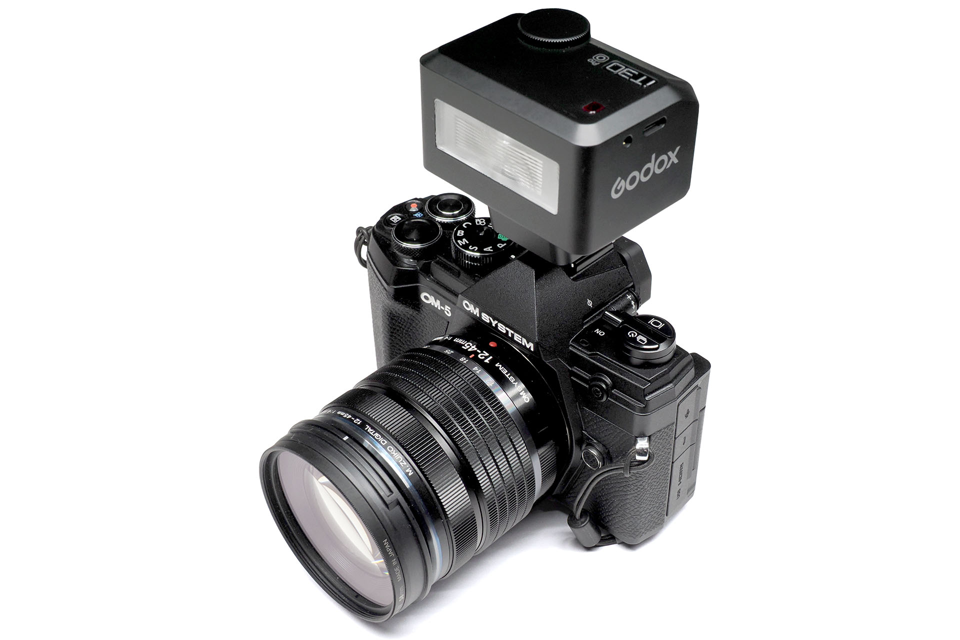 さらにiT30Proを装着。ホットシューライザー未装着時と比べると、ストロボ発光位置の高さを30mm上げられる。その構造上、2個使って60mm上げられるような気がするが、試していない。