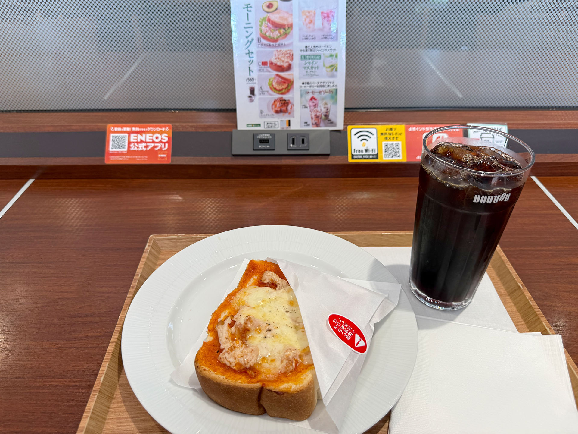 コーヒーショップの席。前方に充電用の設備がある。