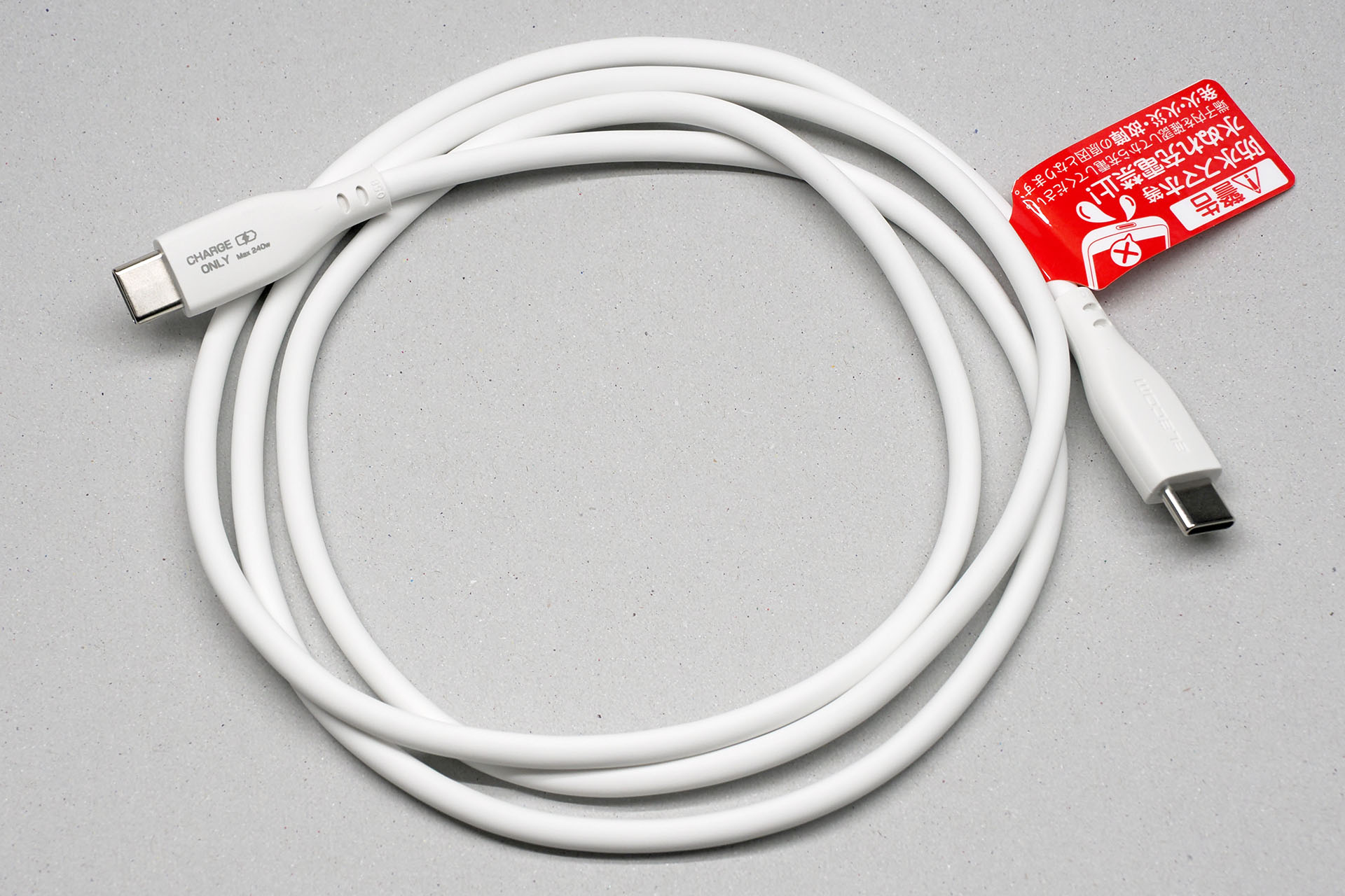 エレコムの「あんしん充電専用ケーブル（MPA-CCFC10BK）」は最大でPD60Wの充電ができるUSB-C/USB-Cケーブル。「充電専用（データ通信不可能）」ケーブルだ。ケーブル長は約1m（コネクター含まず）。メーカー価格は1254円。ケーブルの素性が端子部にプリントされていて見分けやすい。