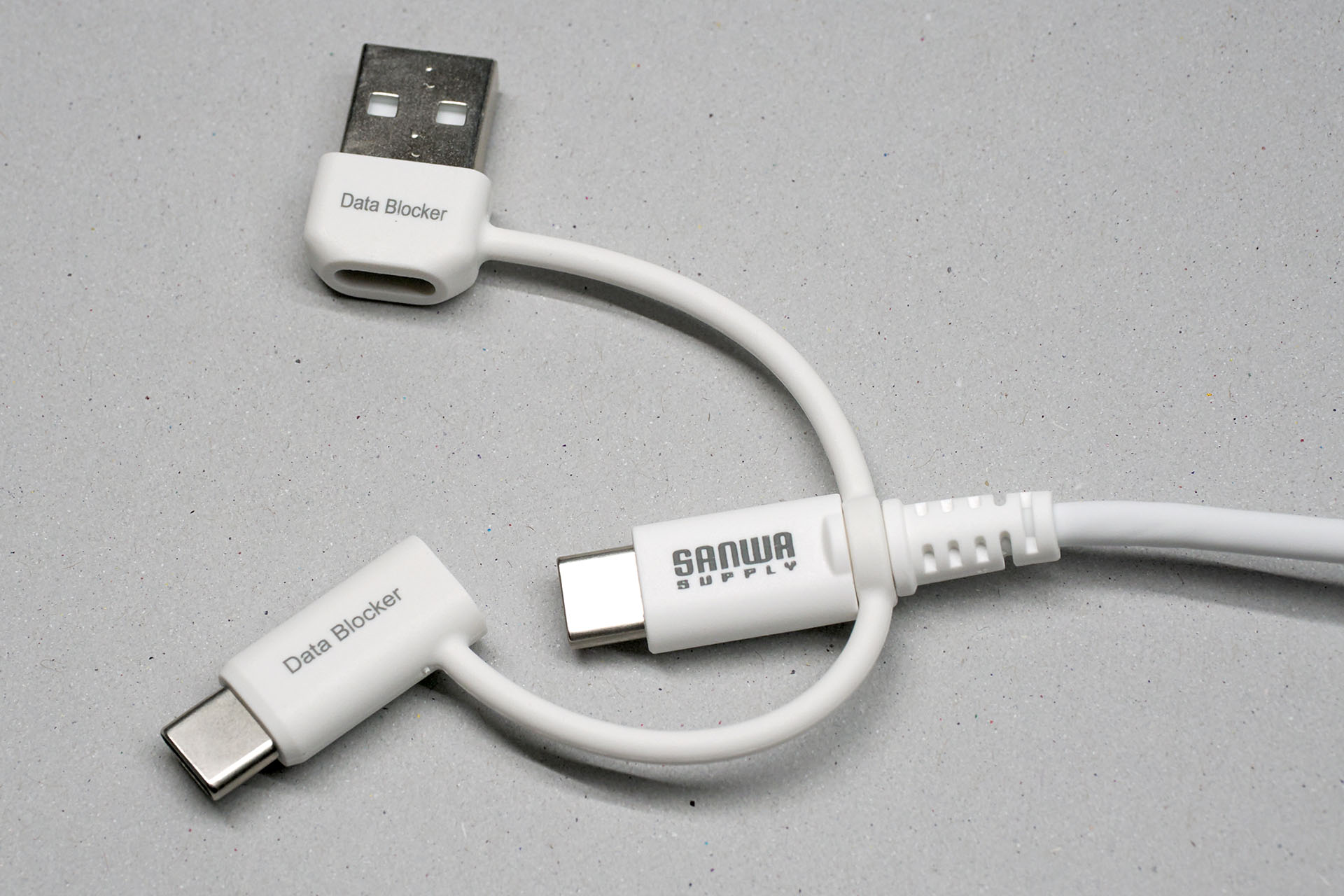 サンワサプライの「500-USB108W」は、ケーブル本体はUSB-C/USB-Cケーブルで、通信を不可にするアダプターとしてUSB-CタイプとUSB-Aタイプが付属する。ケーブルのみやUSB-Cタイプアダプターを使った場合は、最大でPD60Wの充電ができる、USB-Aアダプターを使った場合は最大で15Wの充電に対応する。アダプターを使わない場合は最大480Mbps（USB 2.0）でのデータ通信が可能。