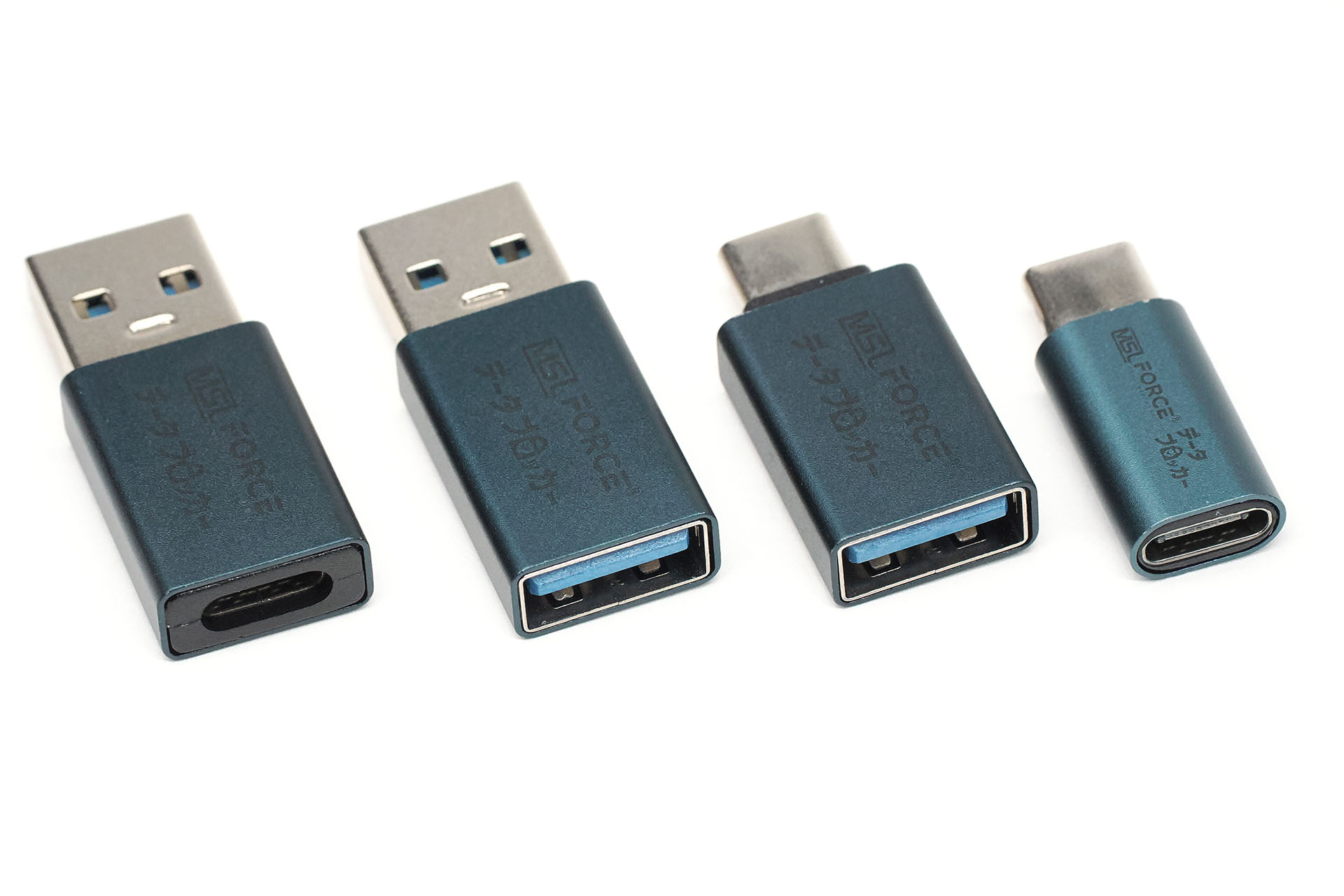 4個セット品を買うと、USB-AケーブルもUSB-Cケーブルもデータ通信専用にでき、また、ポートもUSB-A/USB-Cポートに挿せる。それぞれ単体でも売られている。