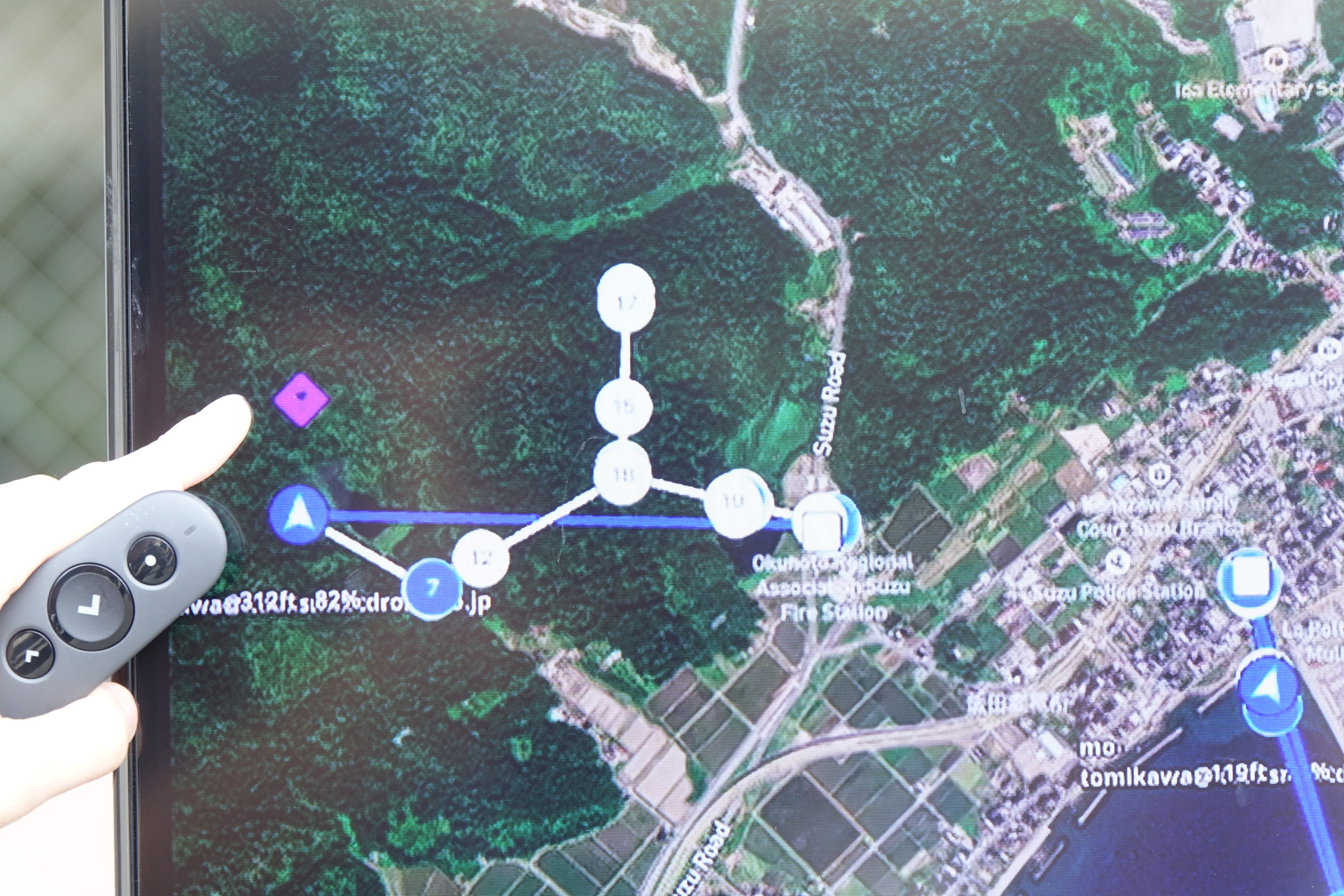 地図にマーカーを打ち込んだ様子（左）と赤外線カメラの映像（右）