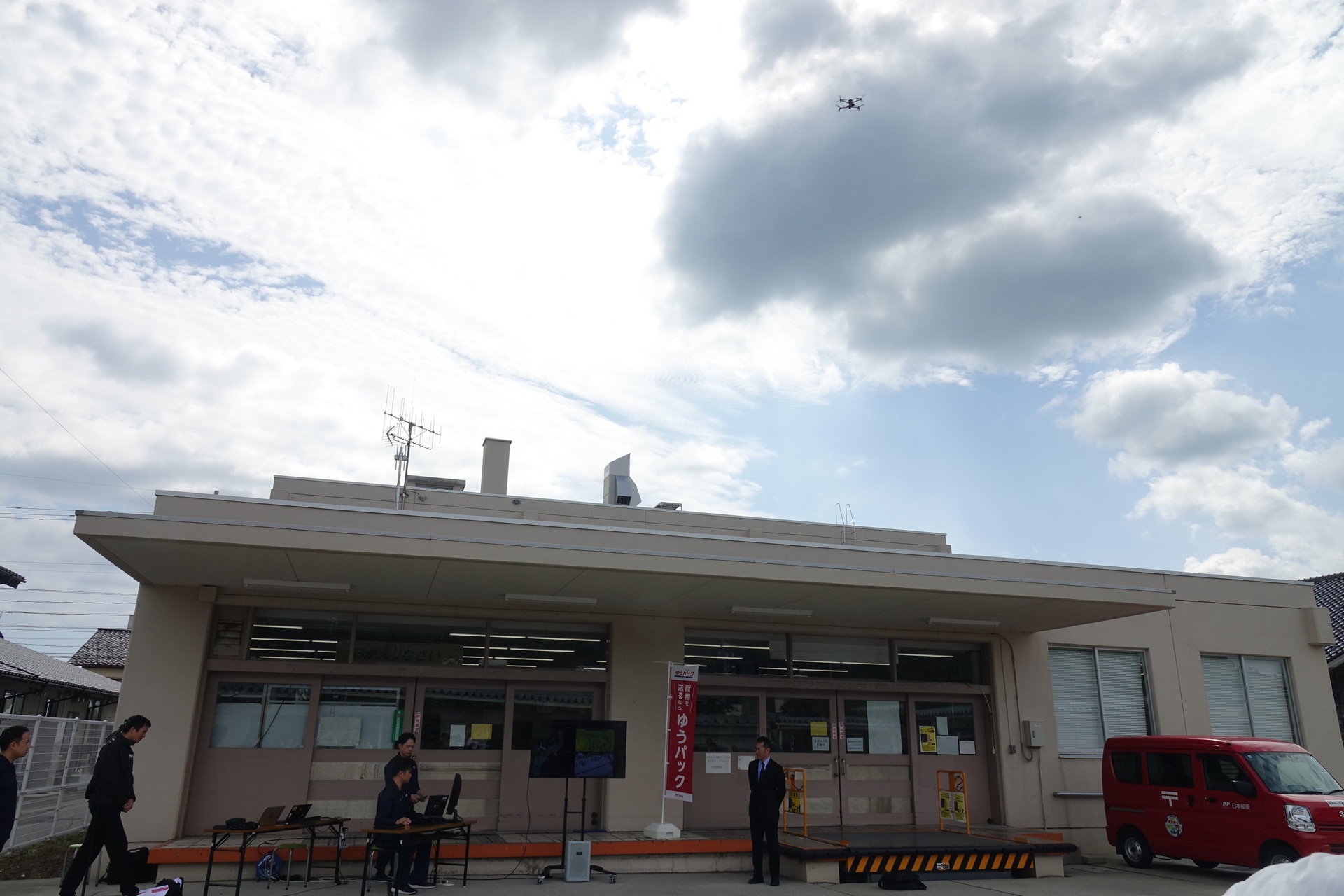 帰ってきたドローン（左）。右はポートに駐機中の様子