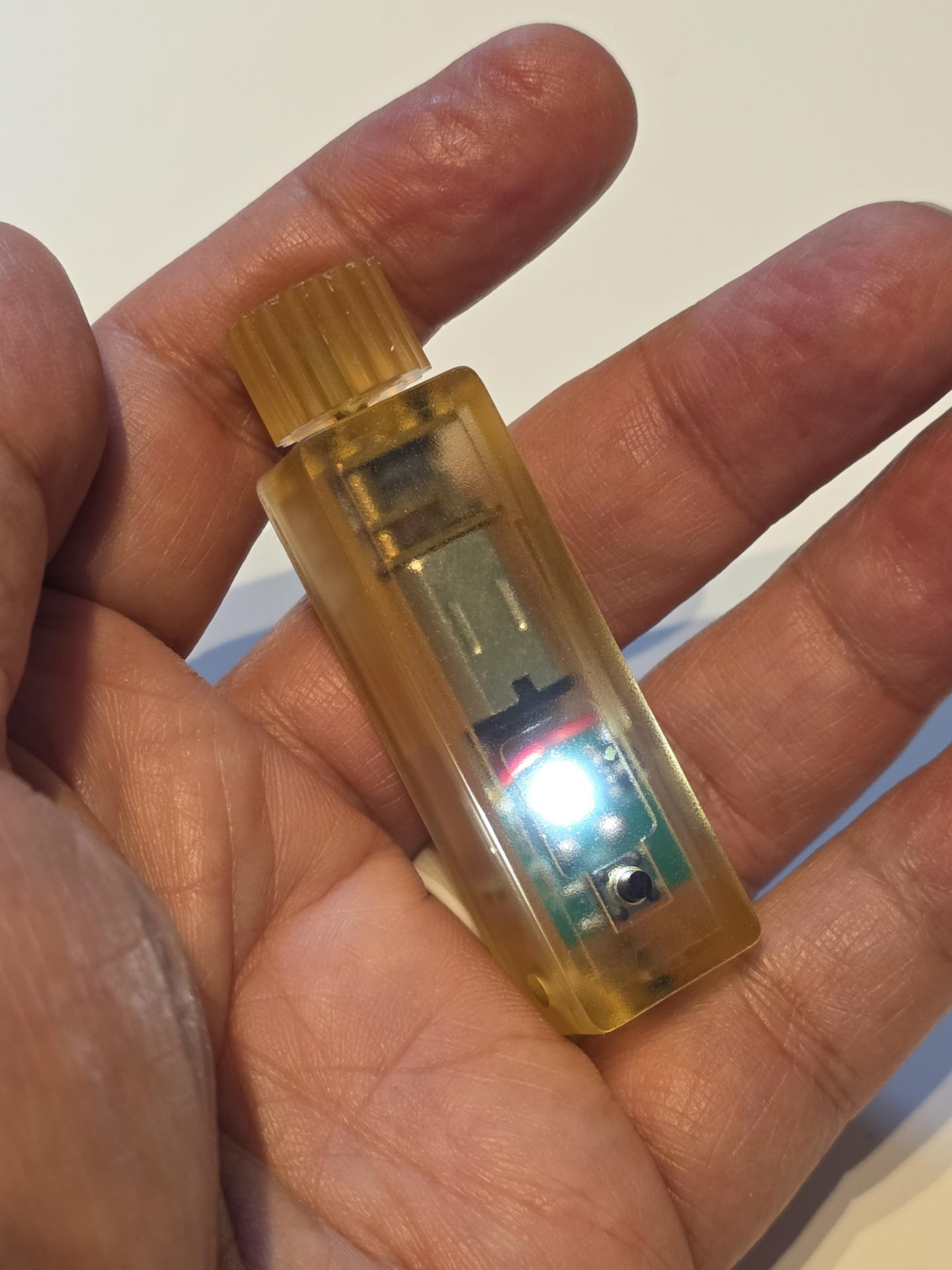 指先パワーで蓄電して小さなボタンを押せばLEDが点灯する
