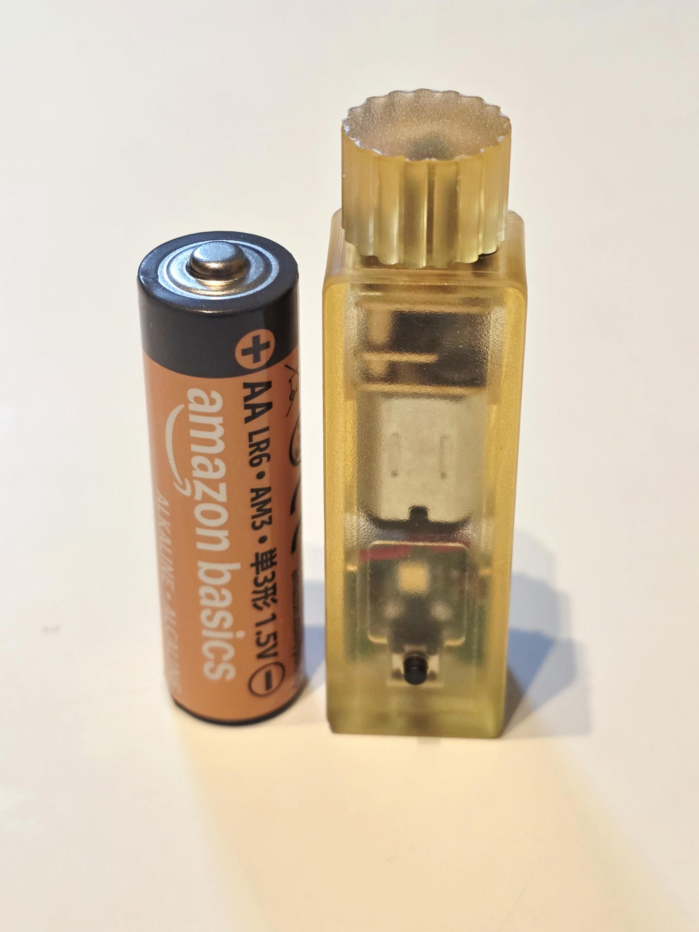単3乾電池との比較。わずか22gのボディに発電から蓄電、発光までを内蔵