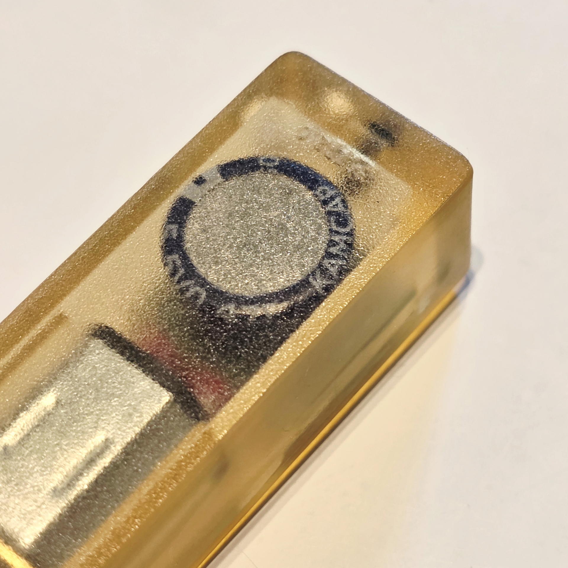 半透明ケース越しに「KAMCAP」「5.5V」の文字が見えるスーパーキャパシターだ