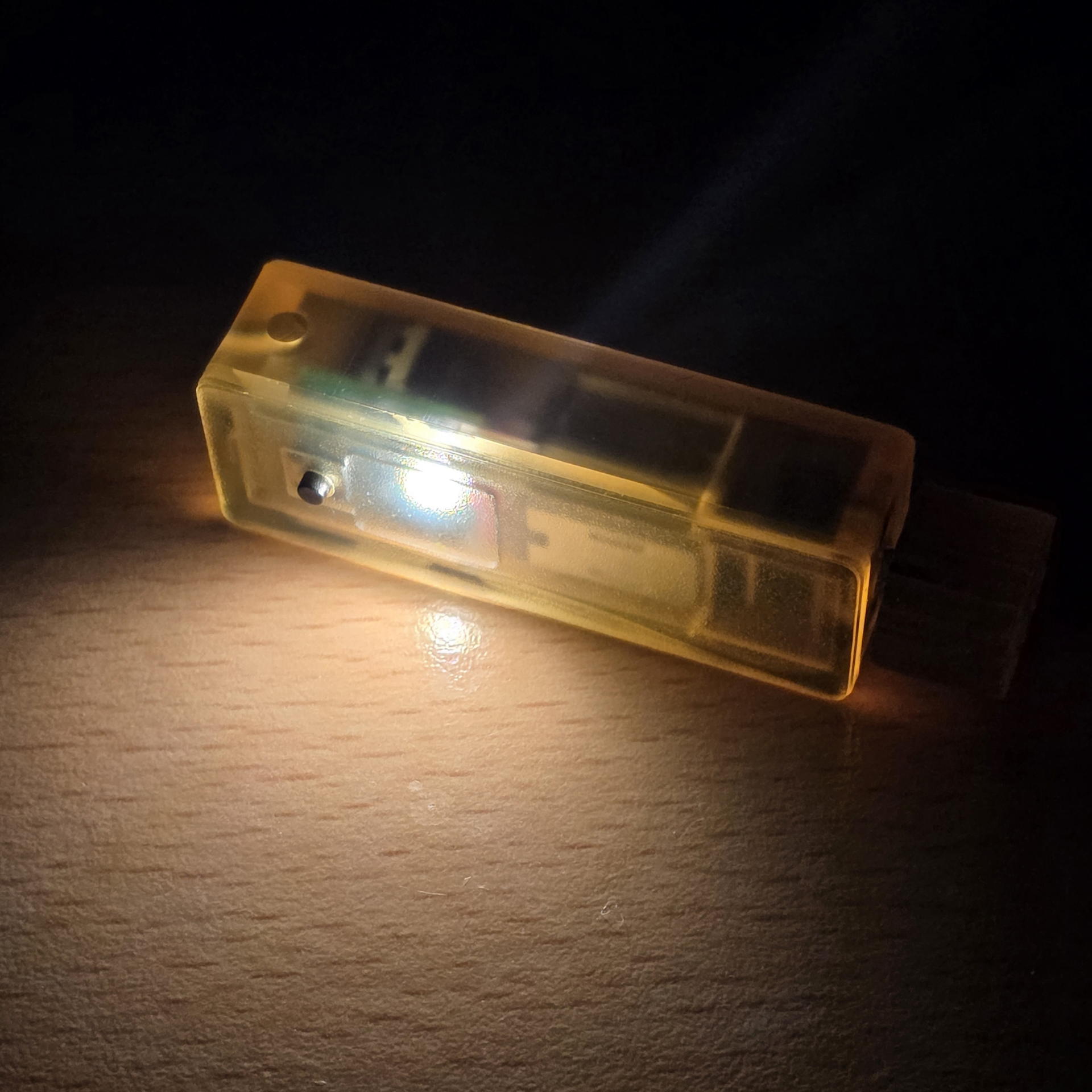 数回ツマミを回すだけでもLEDはすぐ点灯。暗所では十分頼りになる
