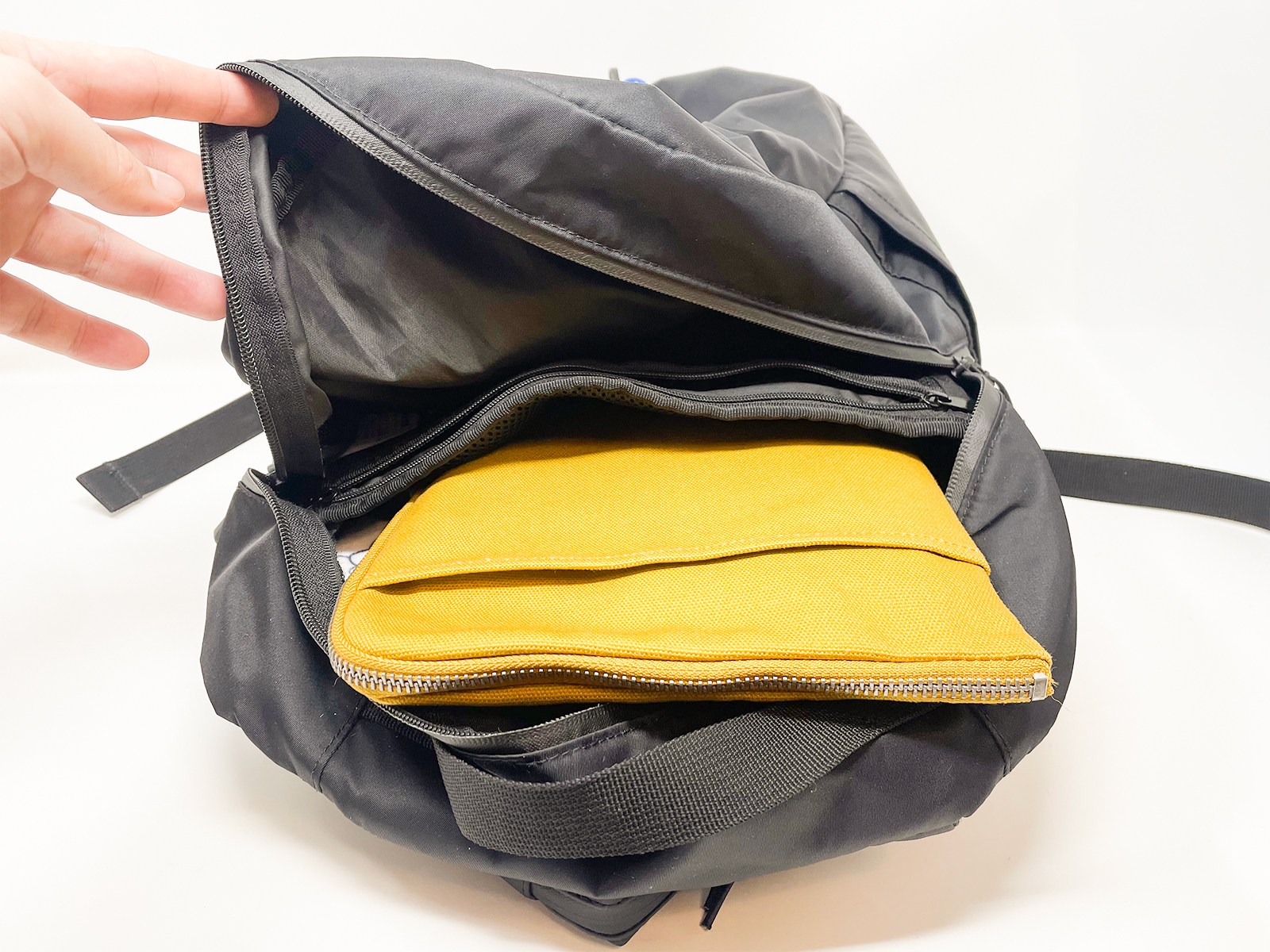 ノートパソコンなどと一緒にしまって持ち歩けば、バッグ内が混沌化するのを防げます。