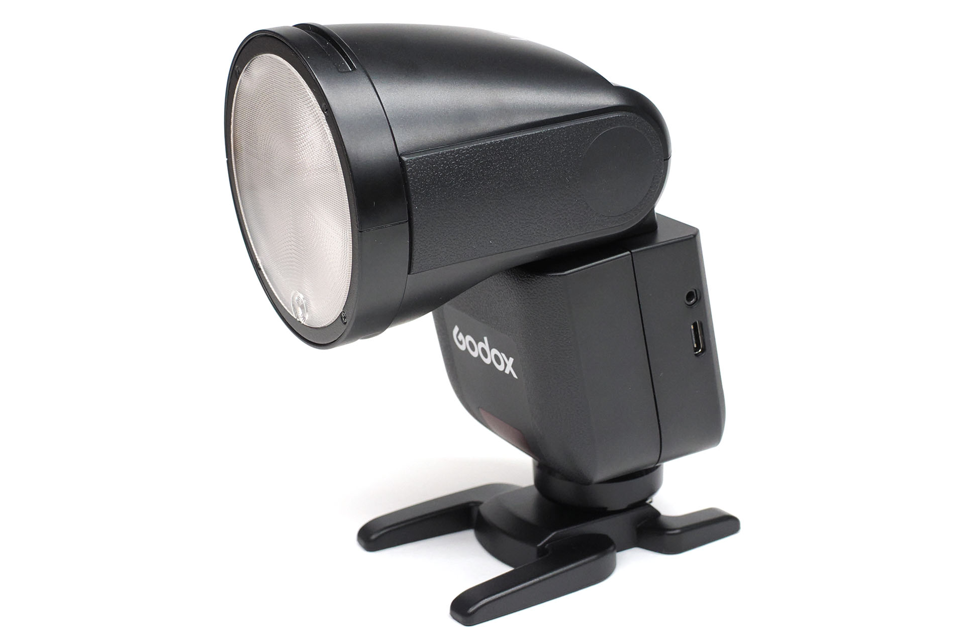 Godox「V1 MID」はサイズを抑えたクリップオンストロボ（カメラの上に装着するストロボ）で、各種シンクロ撮影やTTL撮影に対応。明るさはGNにして約42GN15（ISO100/m・メーカー公称最大出力は55Ws）。室内撮影や近距離のポートレート、日常の商品撮影やスナップ撮影において十分な光量がある。サイズは約168×72×72mmで専用リチウムイオンバッテリー込みの重さは約413g。専用リチウムイオンバッテリーはUSB-C充電できる。写真は付属のオフカメラ用スタンドに装着して自立させたもの。