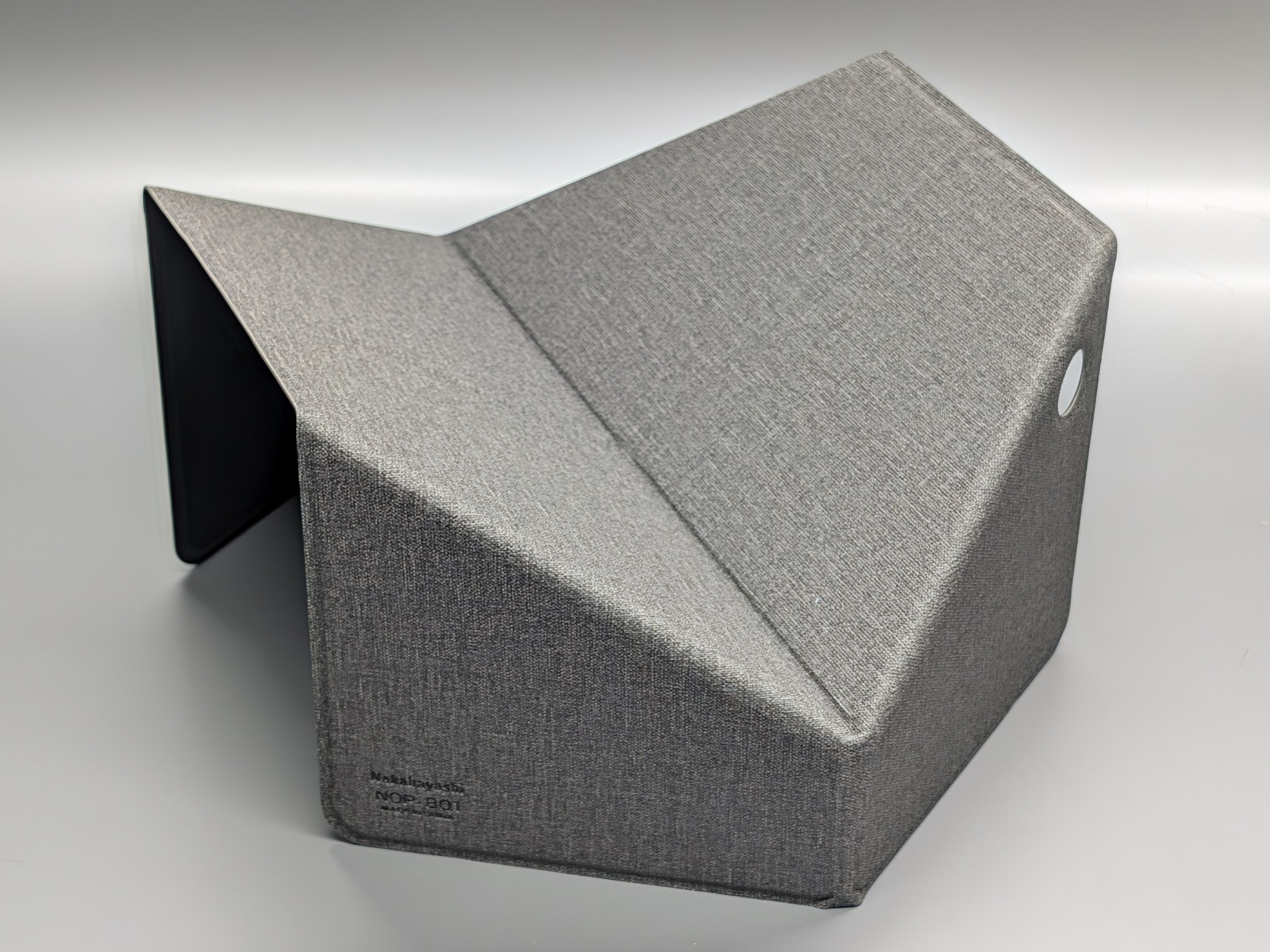 製品本体。A3サイズのプレートを折り曲げた構造