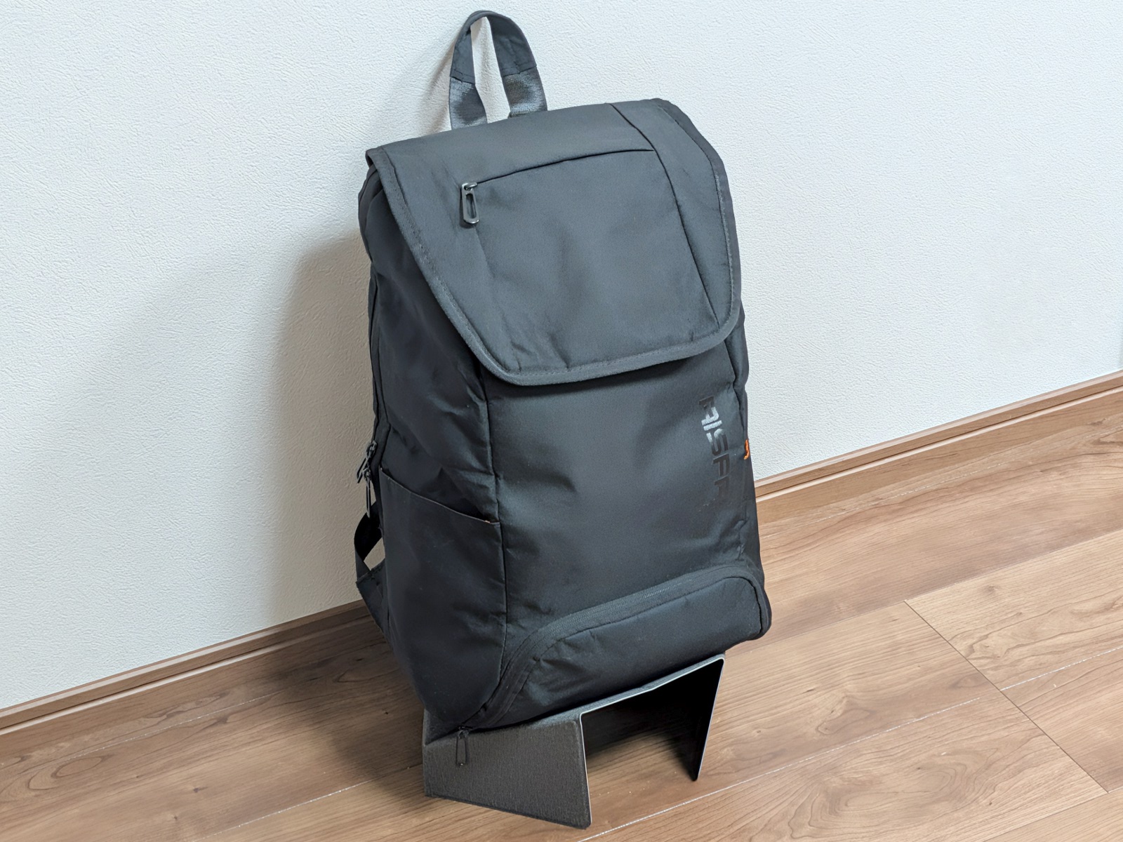 上にバッグを載せたところ。バッグの底面が汚れていても床に触れるのを防いでくれる