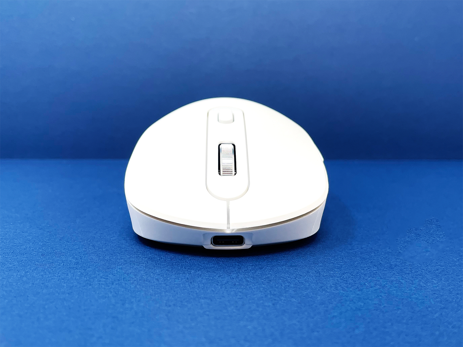 本体前面に充電用のUSB-C端子があります。充電しながら使うこともできますが、有線接続に対応しているわけではありません。