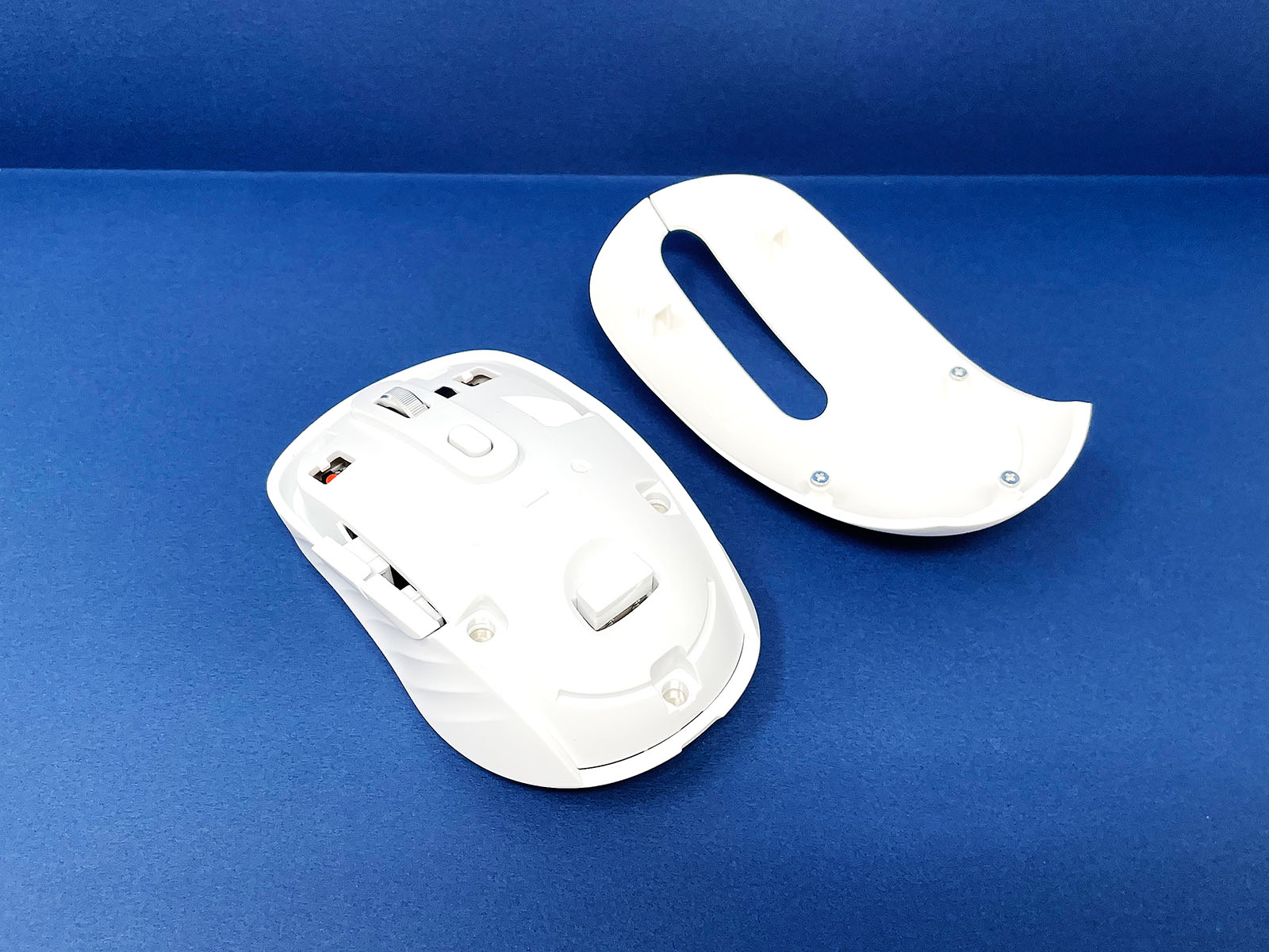 本体内に、専用のUSB無線レシーバーを収納しています。使わない時は収納できるのでなくす心配もなく便利。