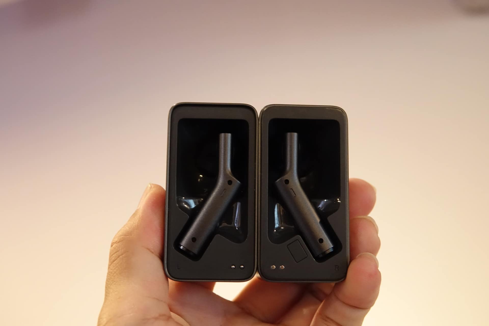 充電ケースごと2分割できる