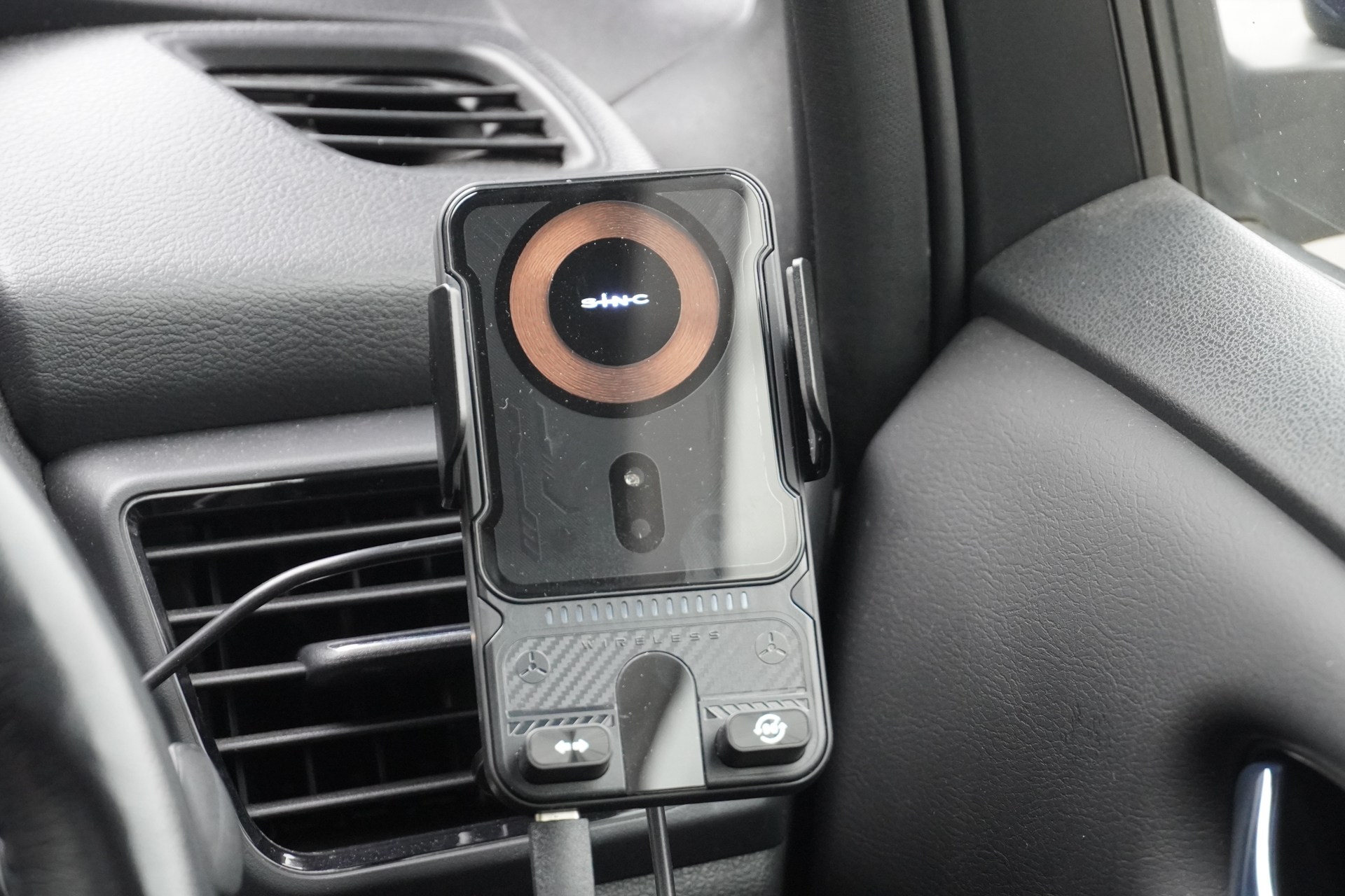 自動車に取り付けた自動開閉＆回転ワイヤレス充電ホルダー