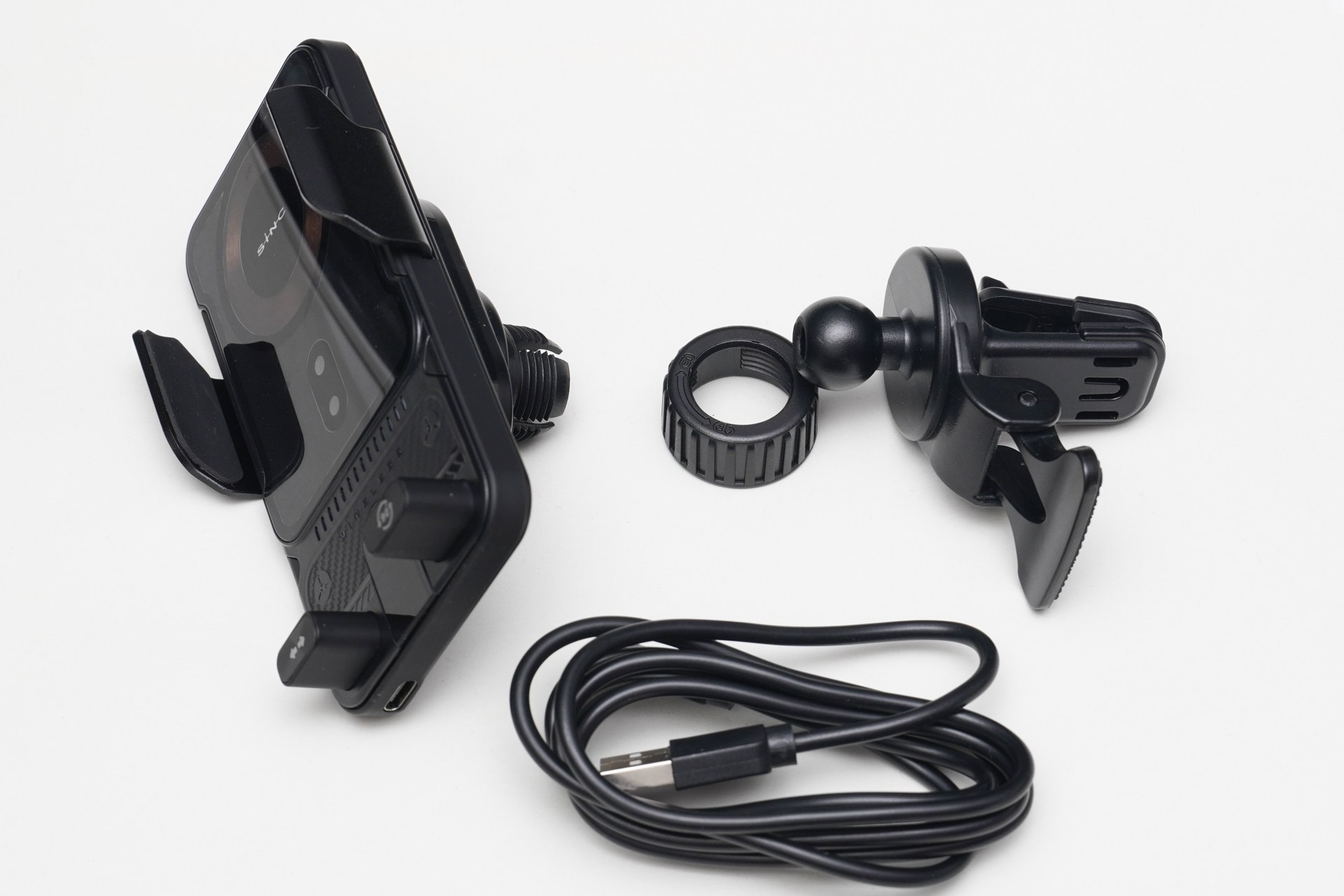 セットに入っているものはホルダー本体と取り付け部分、USB Type-Cケーブル。ホルダーのボール直径は自由自在ッ！！な17mm