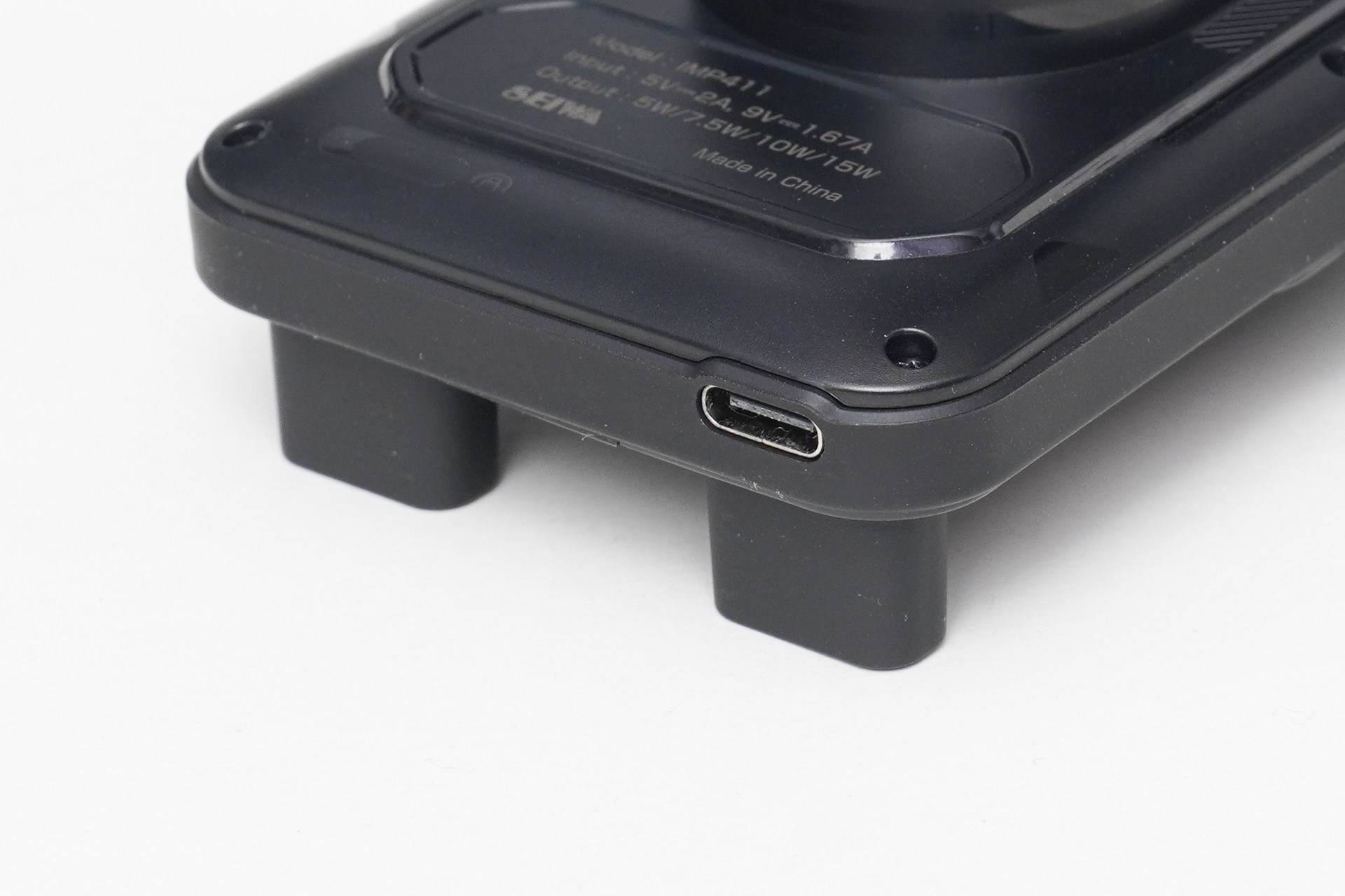 USB Type-Cの挿入先は下側にあり、回転するとここも回転する