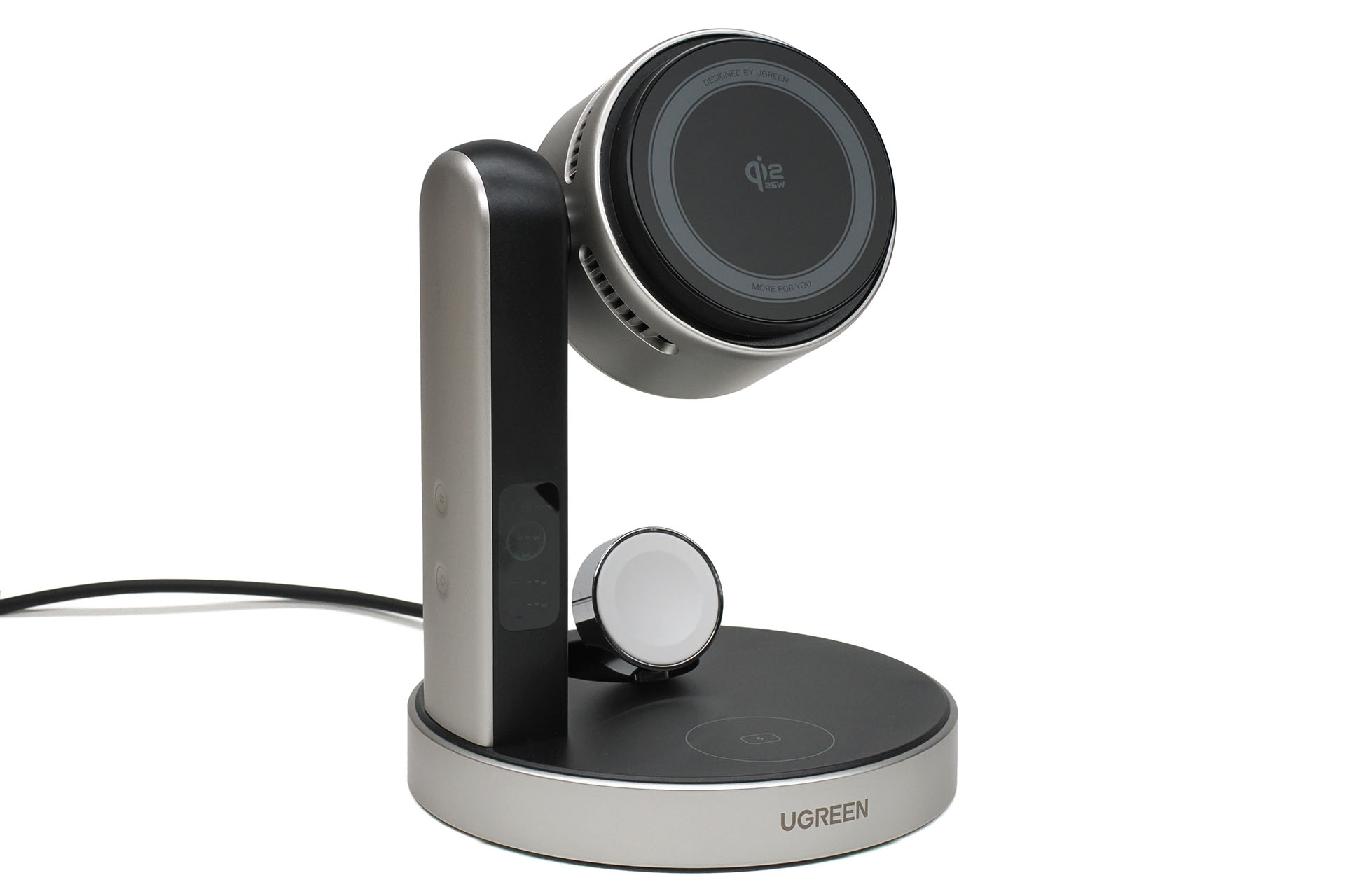 UGREEN「MagFlow Pro W777」はMagSafe対応iPhoneとAirPodsとApple Watchを同時に充電できる3-in-1充電スタンドだ。Apple製品専用ってことでもなく、Qi2充電対応スマートフォン、Qi充電対応イヤホンを同時に充電することもできる。