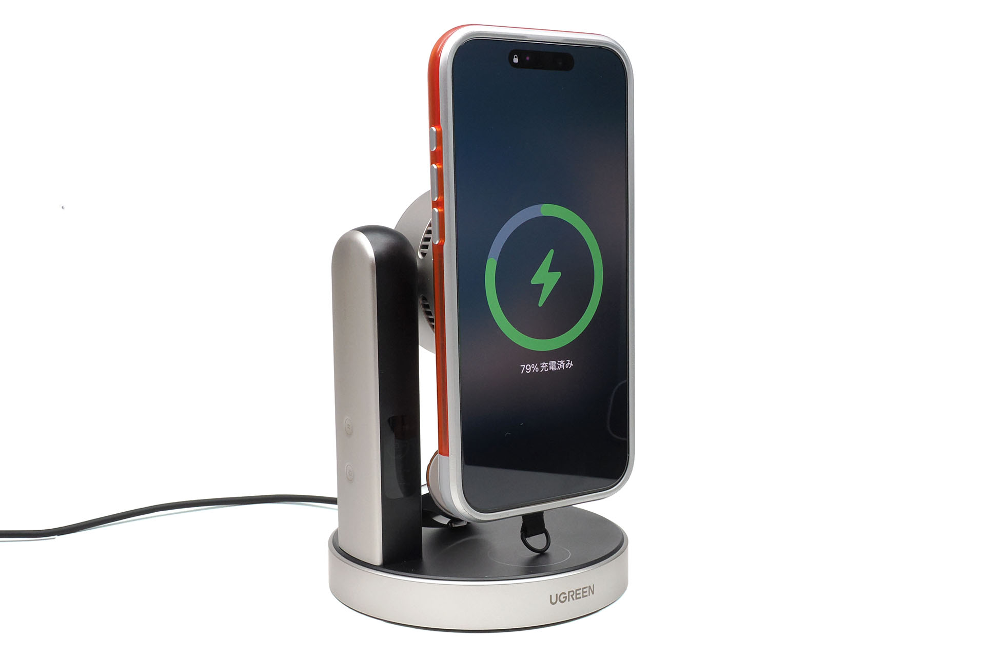 充電パッド部は90°の範囲で可動。iPhoneを真正面に向けたり、やや斜め上に向けたりして充電できる。