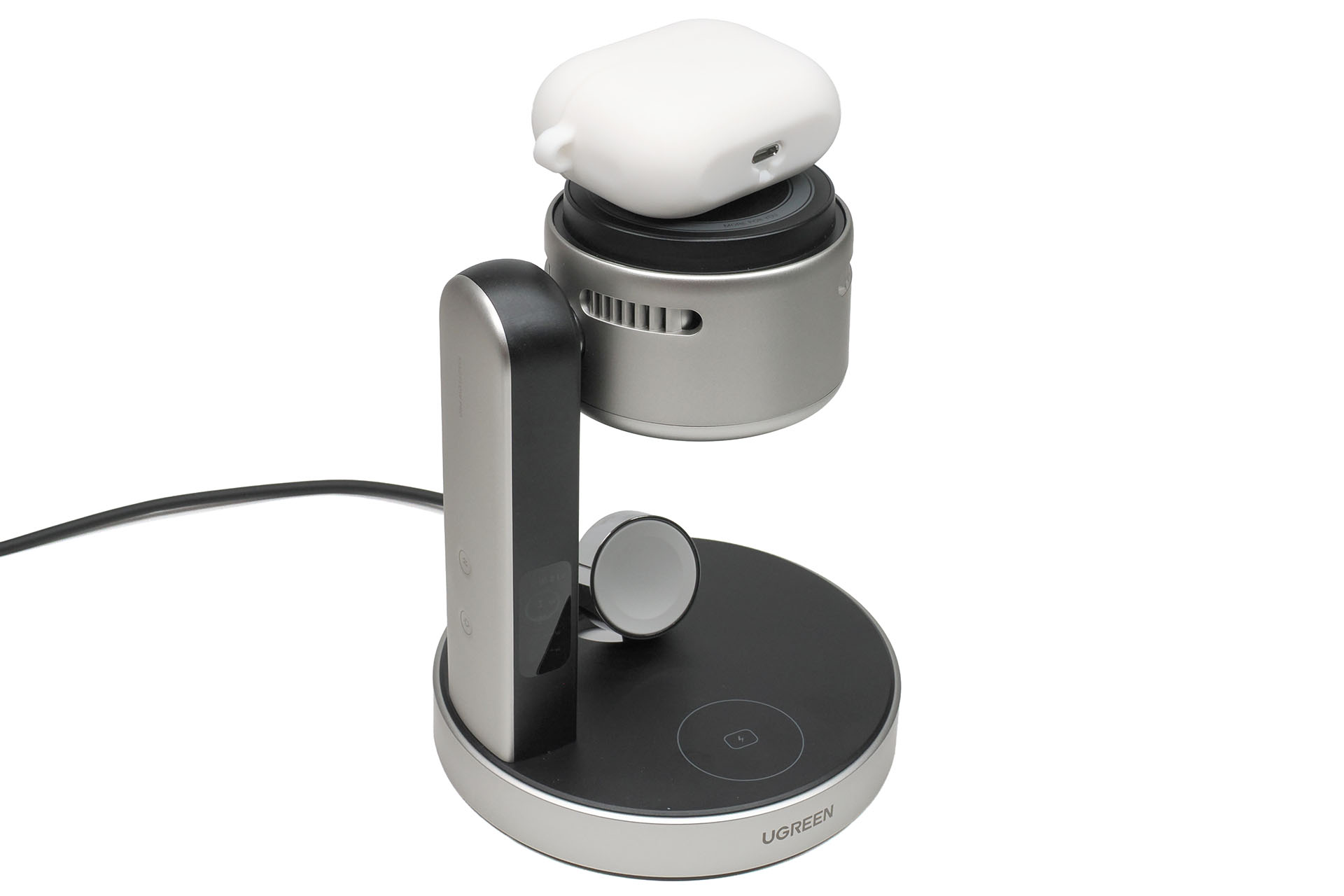 充電パッドを真上に向ければMagSafe非対応のAirPodsを充電することもできる。台座部分のAirPods充電パッドも使えば、2台のAirPortを同時充電することも可能だ。一般的なQi充電対応デバイス×2台の充電も、もちろん可能。