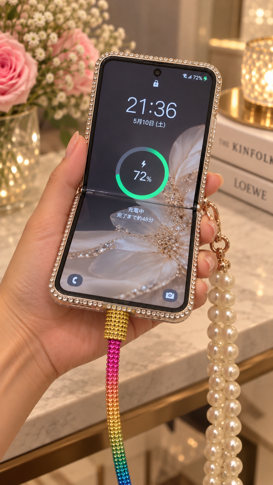 フリップ系スマホを開いた組み合わせ例（AI生成イメージ）