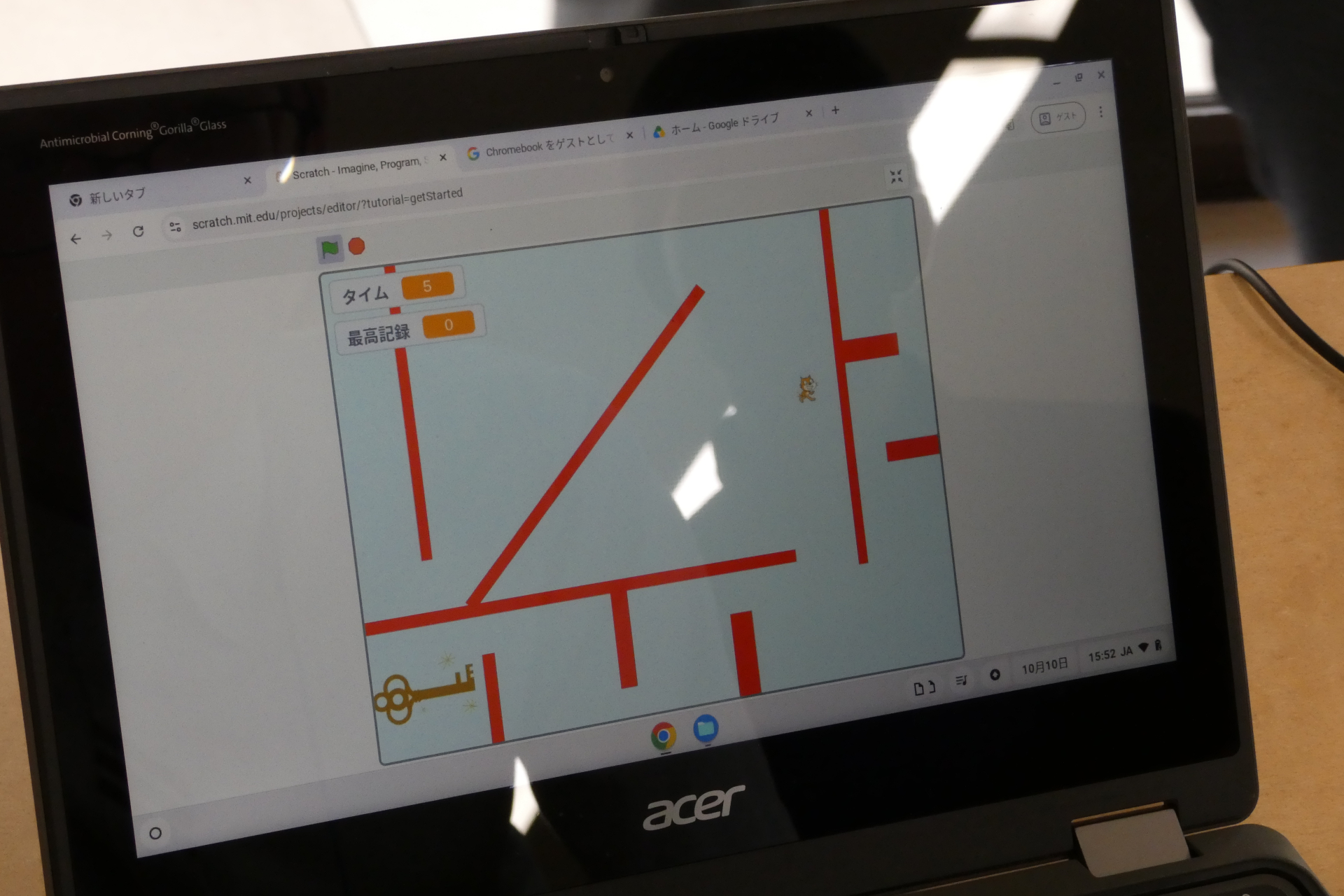 小学生の部の優勝作品「迷路」