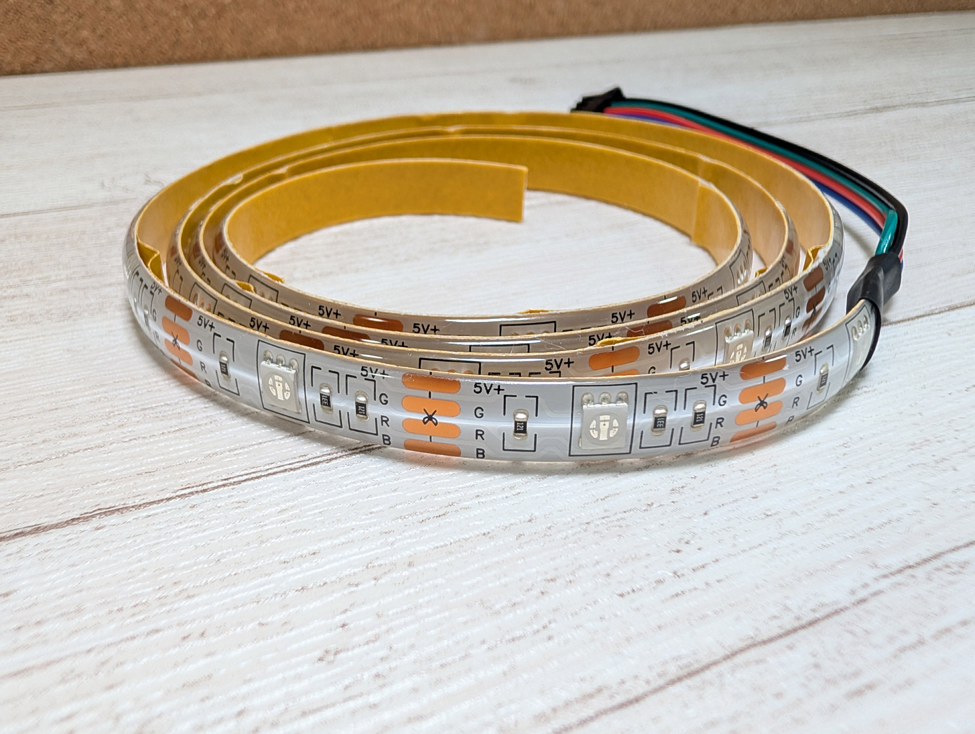 ハサミマークのところでカットして長さ調整可能。剥離紙をはがせば家具などに貼り付けて使える