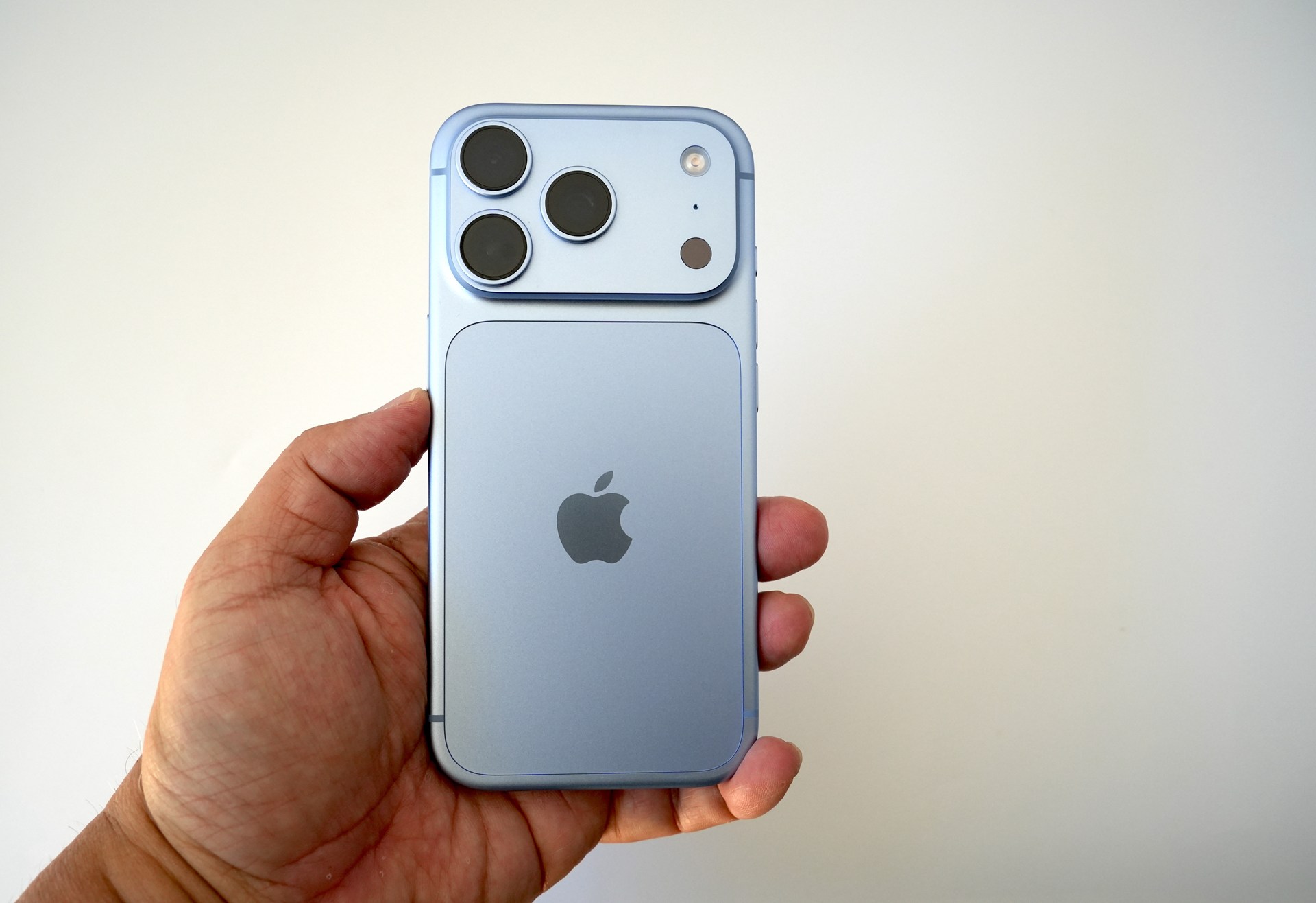 グレイシャーはグレーに近い水色と思っていたのが、筆者が思っていた以上に青かった