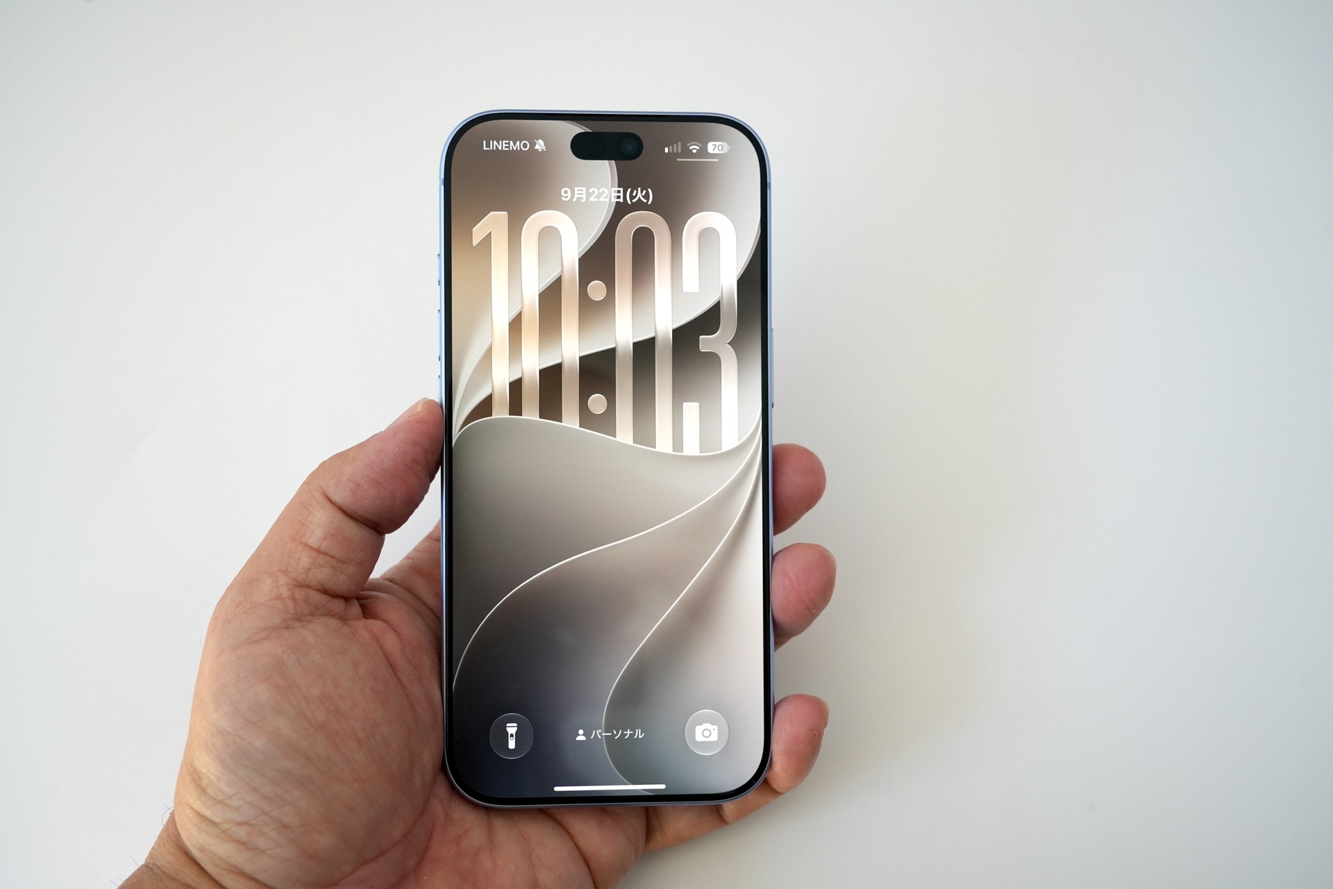 iPhone 18 Proの重さは211g。iPhone 16 Pro（199g）より12gも重いが、数日使っていると慣れた