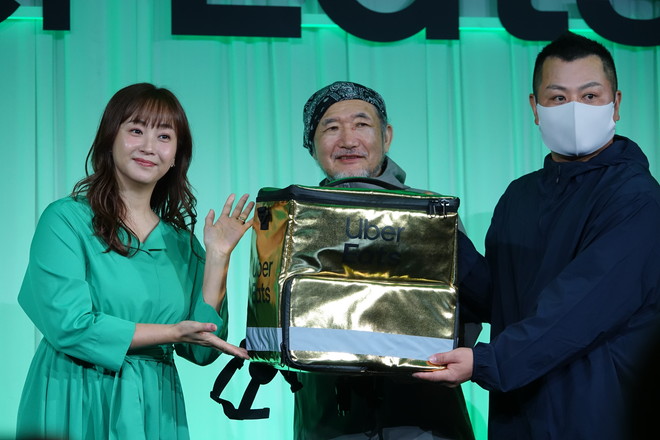 金色に輝く特製配達バッグが進呈された