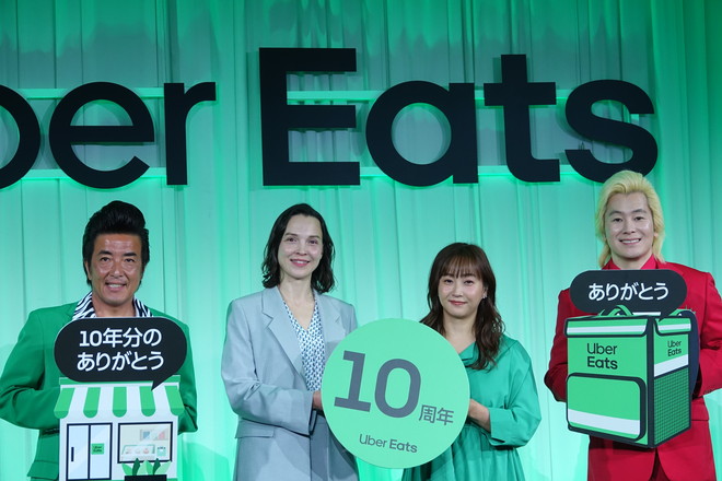 左からTAIGA、Uber Eats Japan代表ゼネラルマネージャーのユリア・ブロヴキナ氏、藤本美貴、カズレーザー（メイプル超合金）